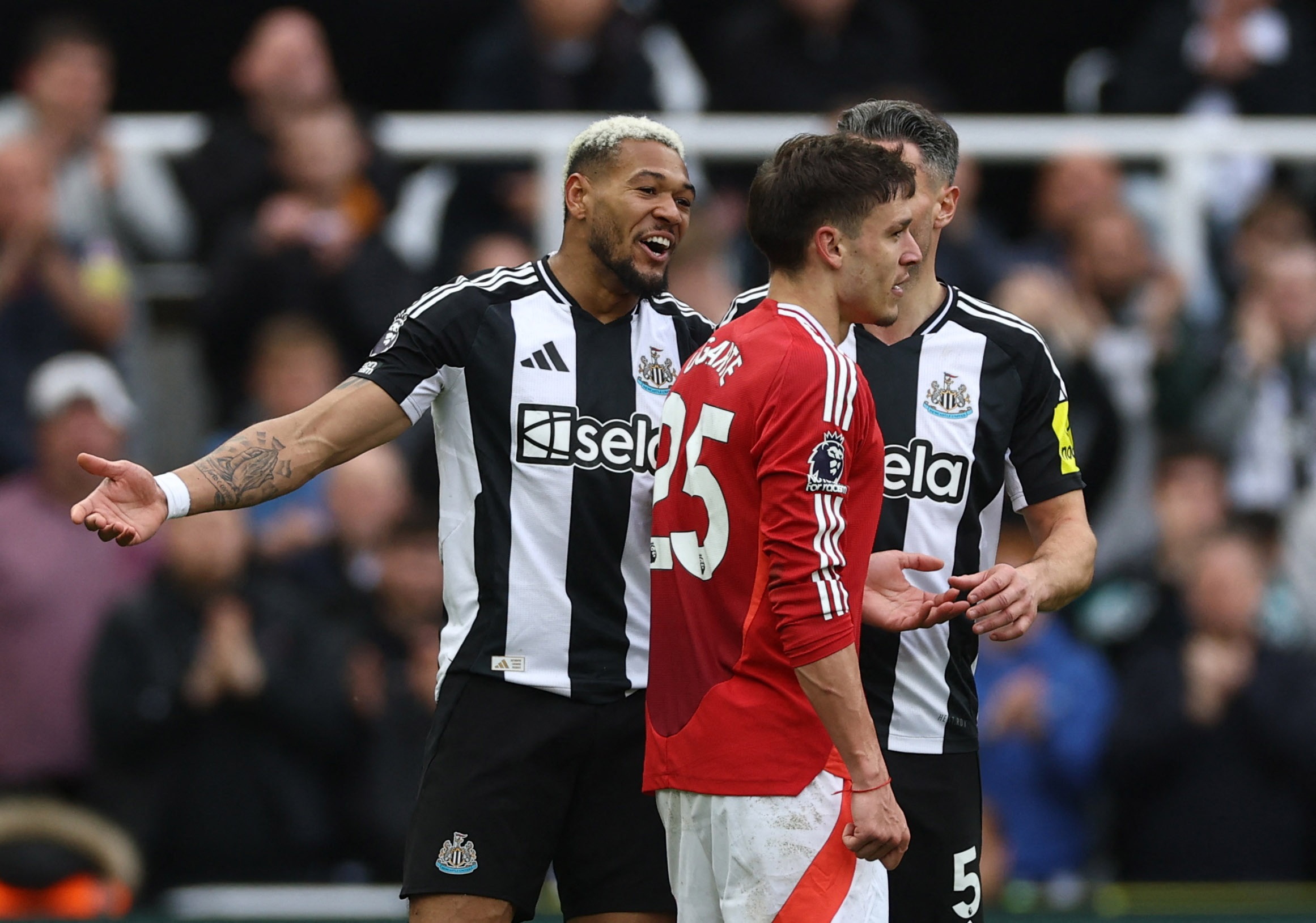 Ugarte tranh cai voi doi thu hinh anh