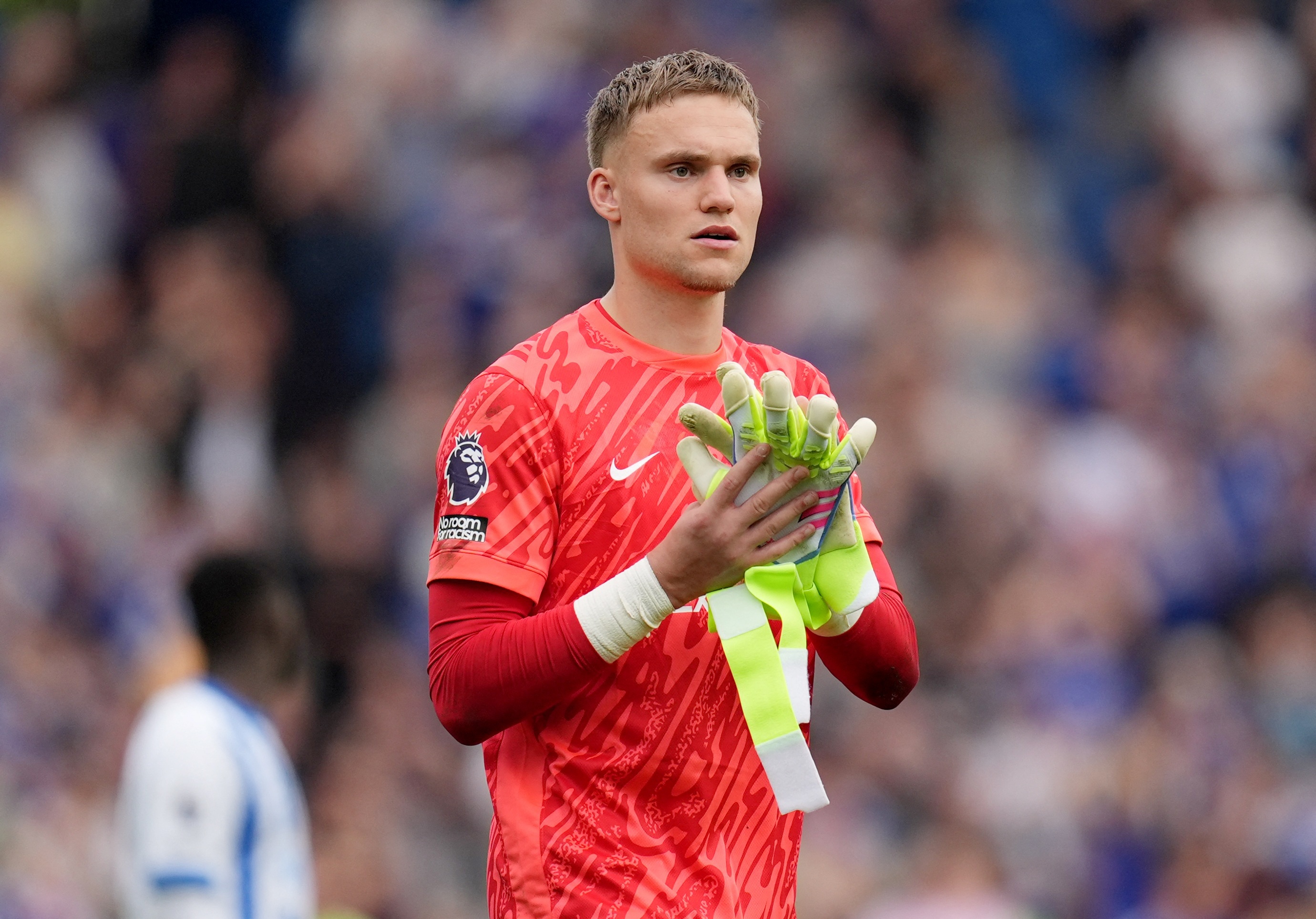 Man City tim nguoi thay Ederson hinh anh