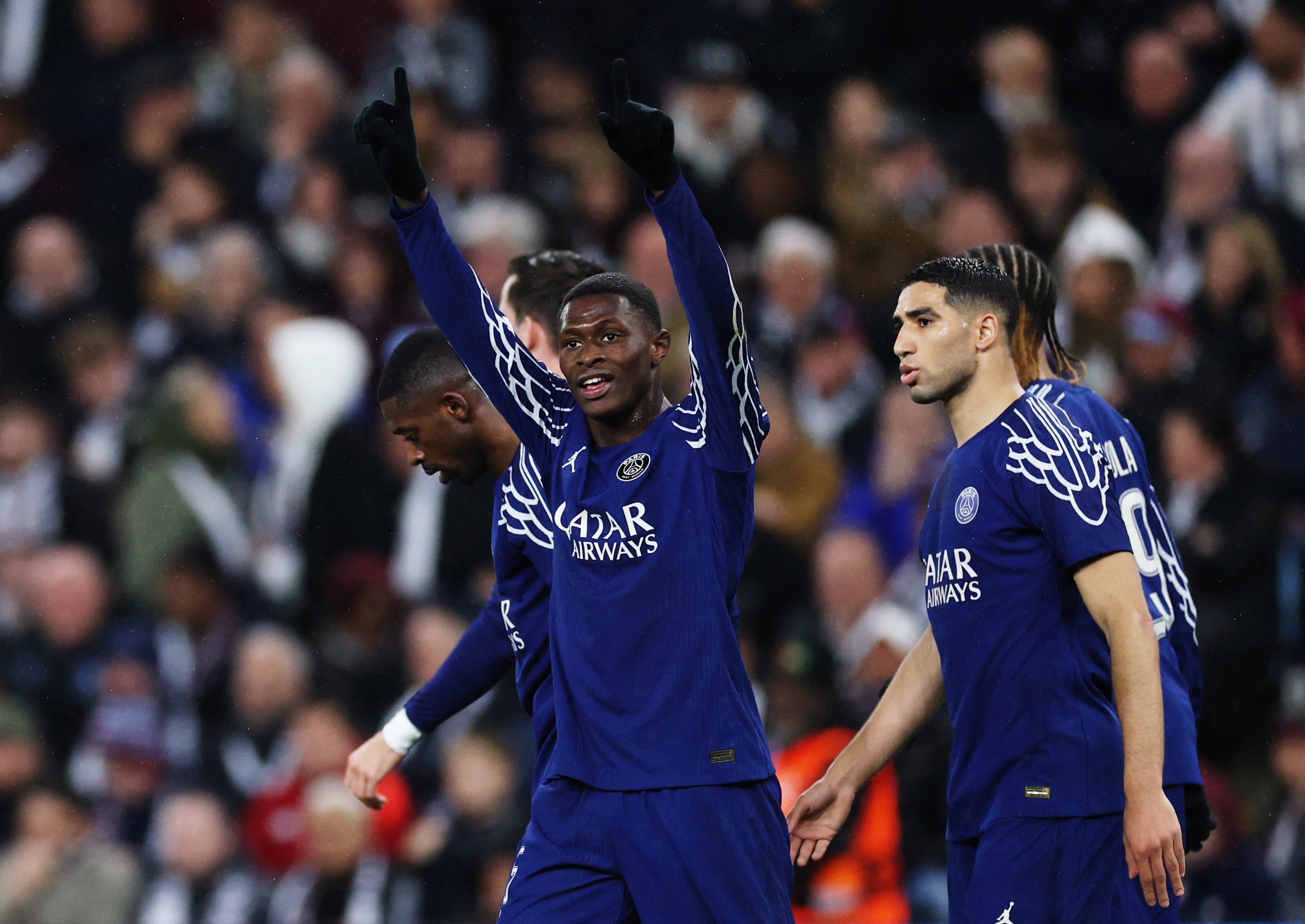 PSG, dung dai dot de Nuno Mendes ra di hinh anh