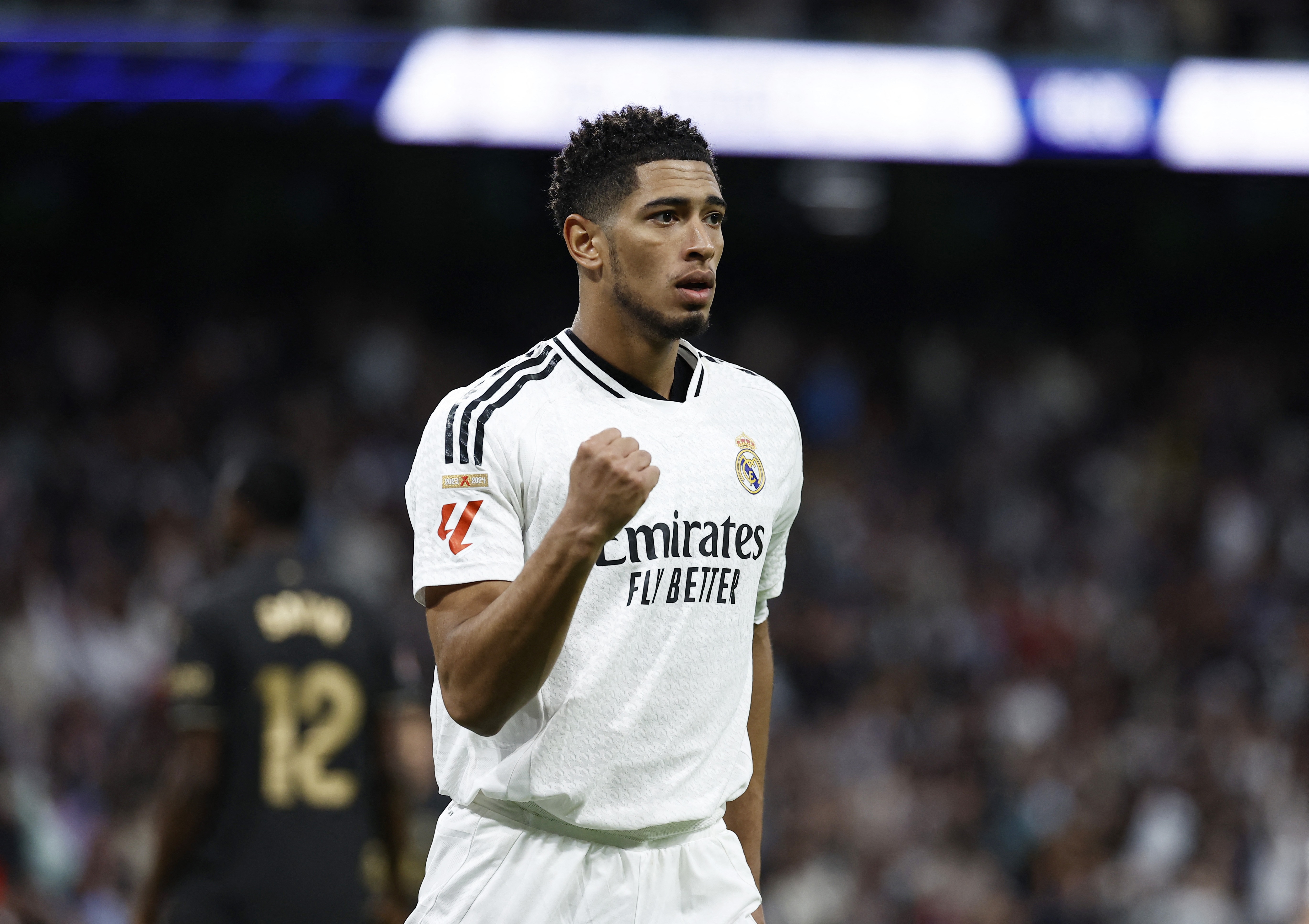 Real Madrid tai hien 'ma thuat den', Arsenal run ray? hinh anh