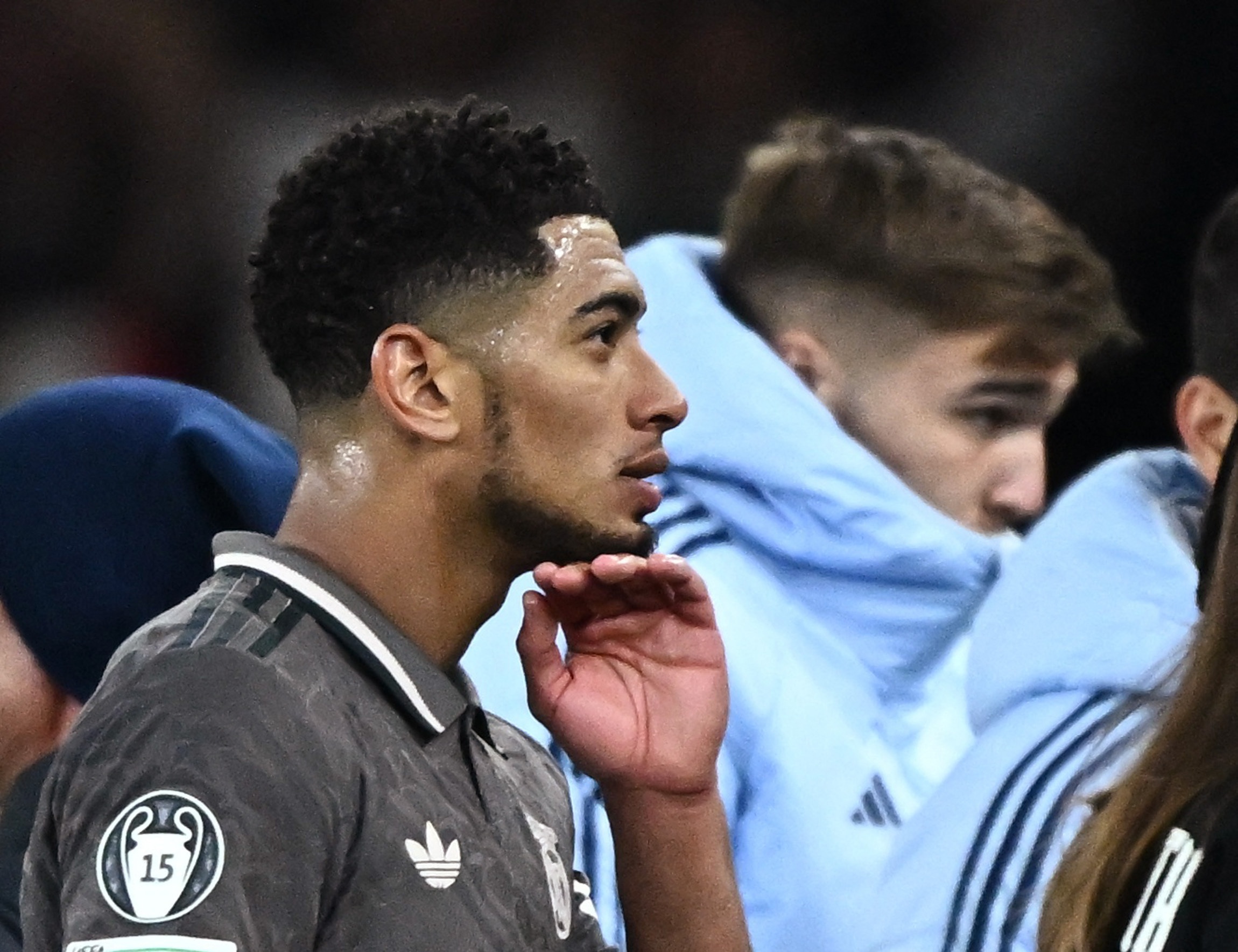 Cau thu Real Madrid dau tien xin loi hinh anh