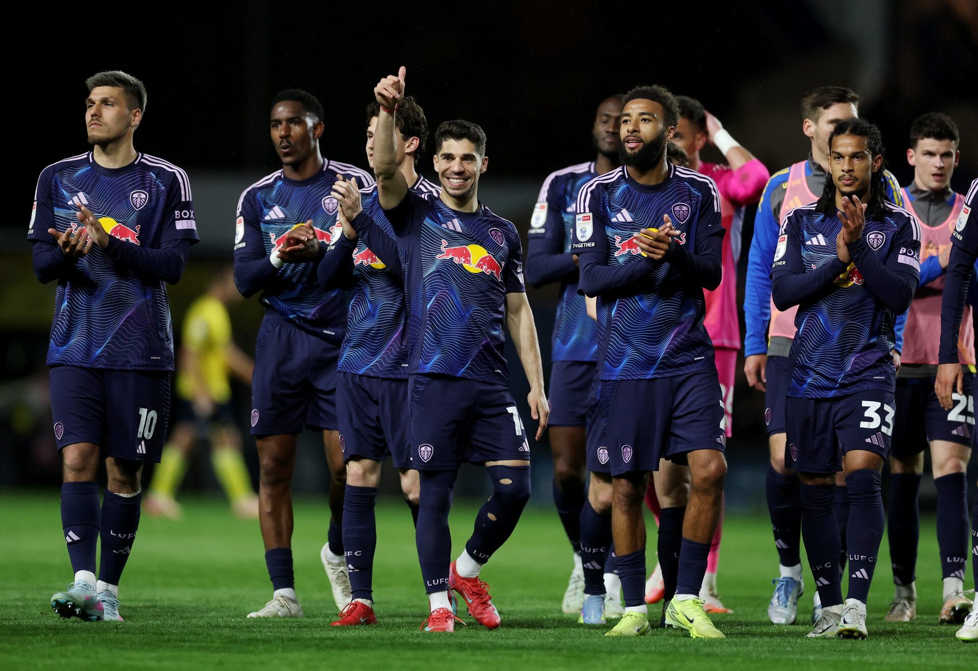 Ve thang hang Premier League vay goi Leeds, Burnley hinh anh