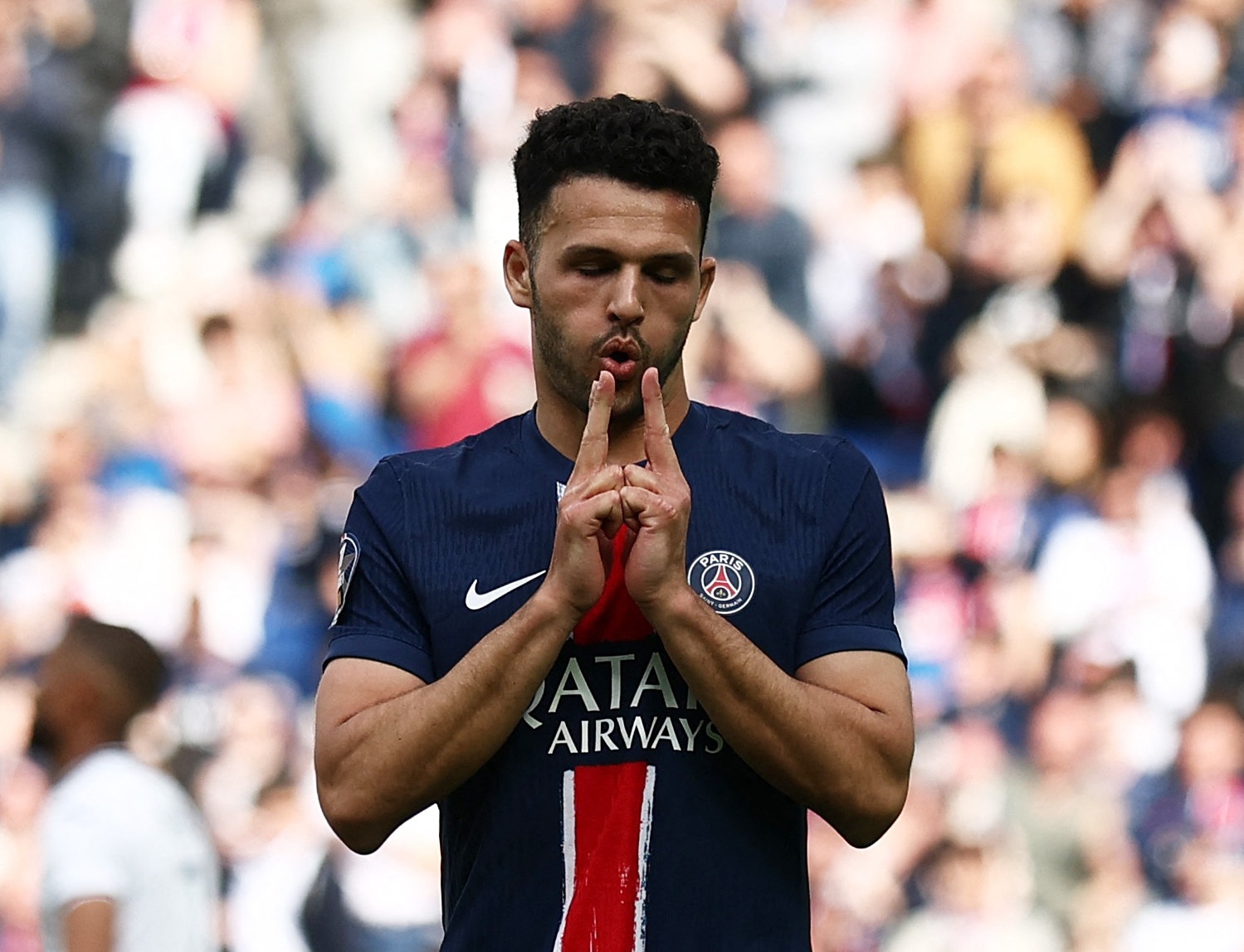 'Vu khi bi an' cua PSG hinh anh