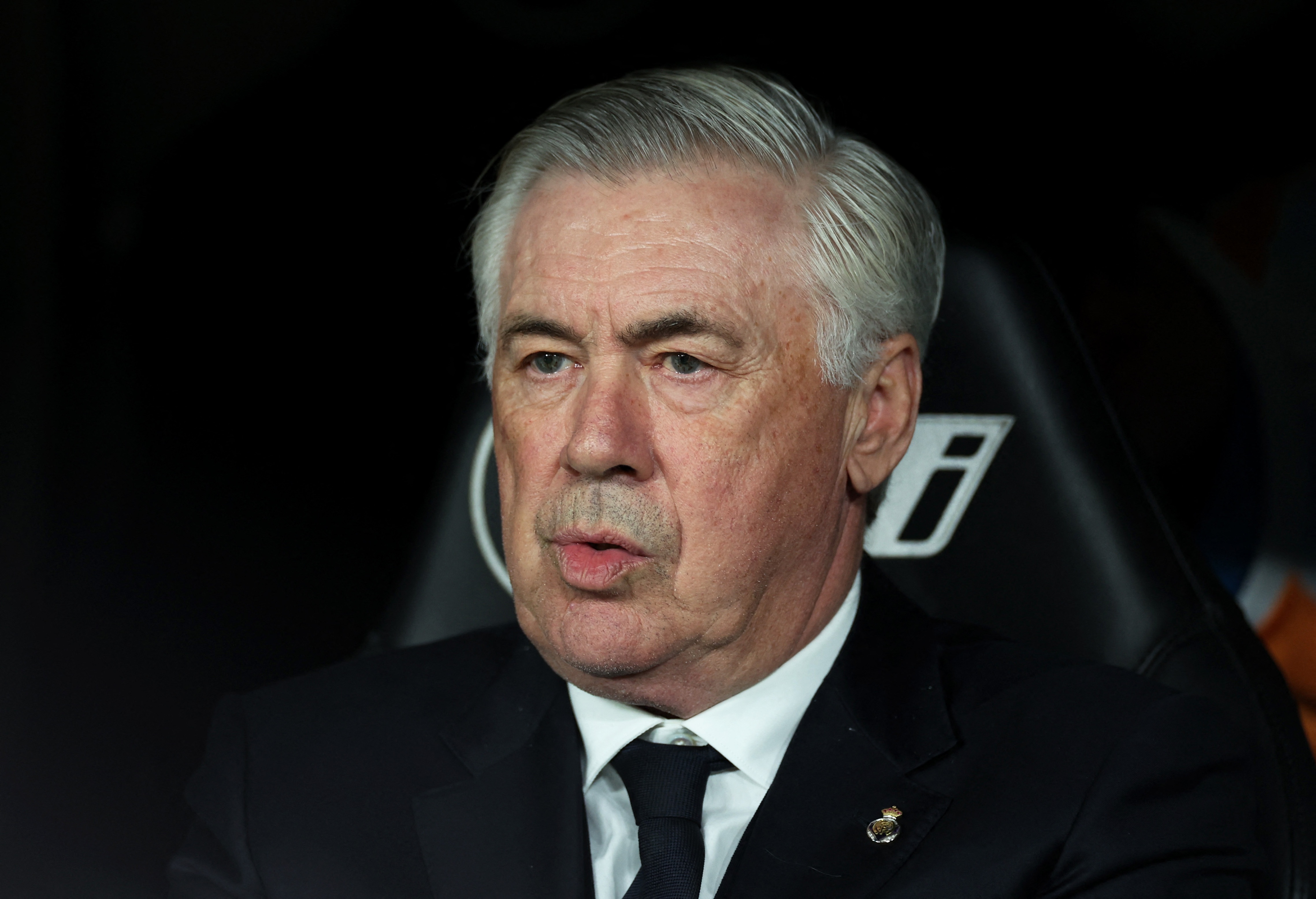 Chu tich Perez 'troll' Figo ve tuong lai Ancelotti hinh anh