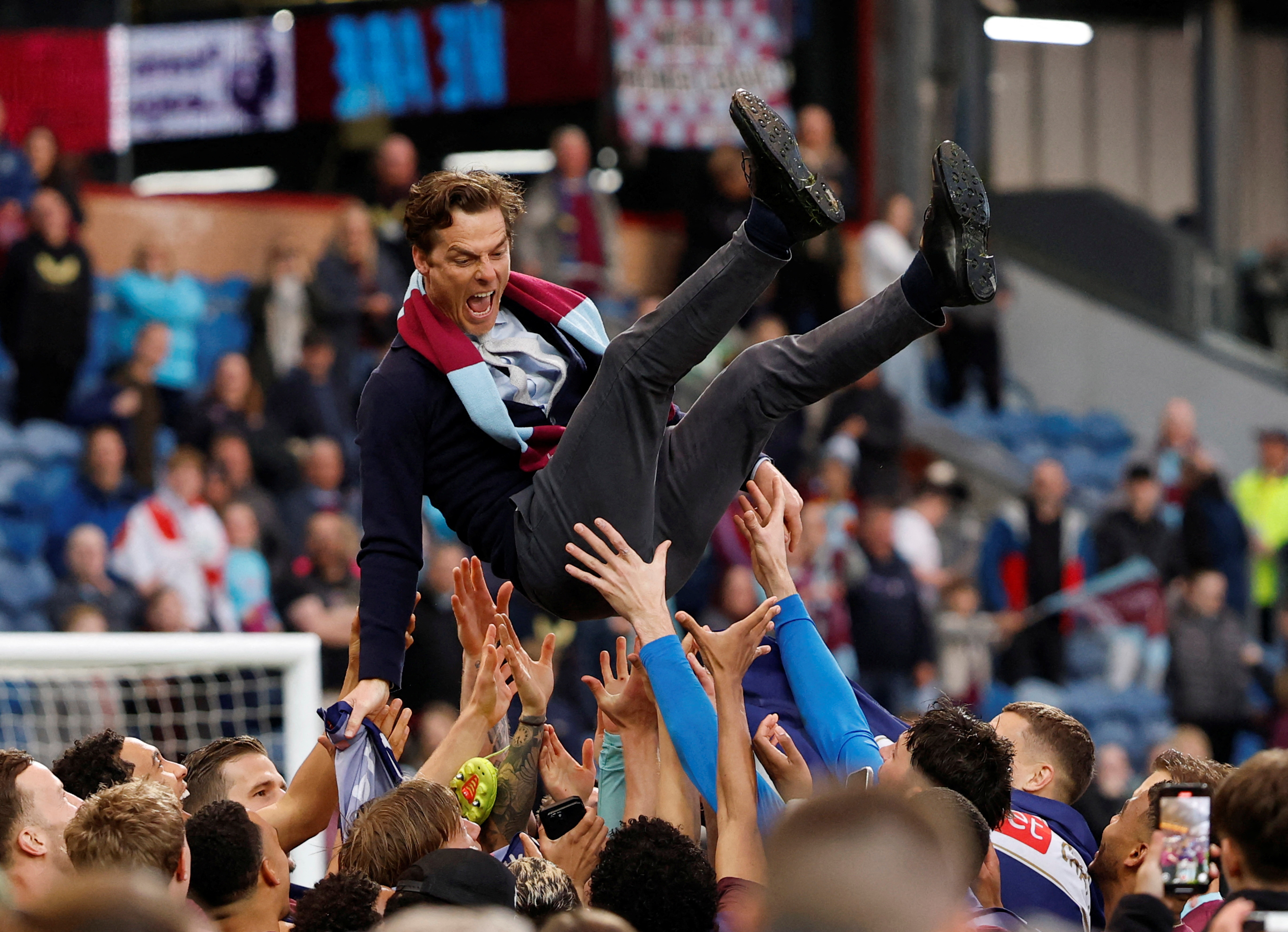 Leeds va Burnley thang hang Premier League hinh anh