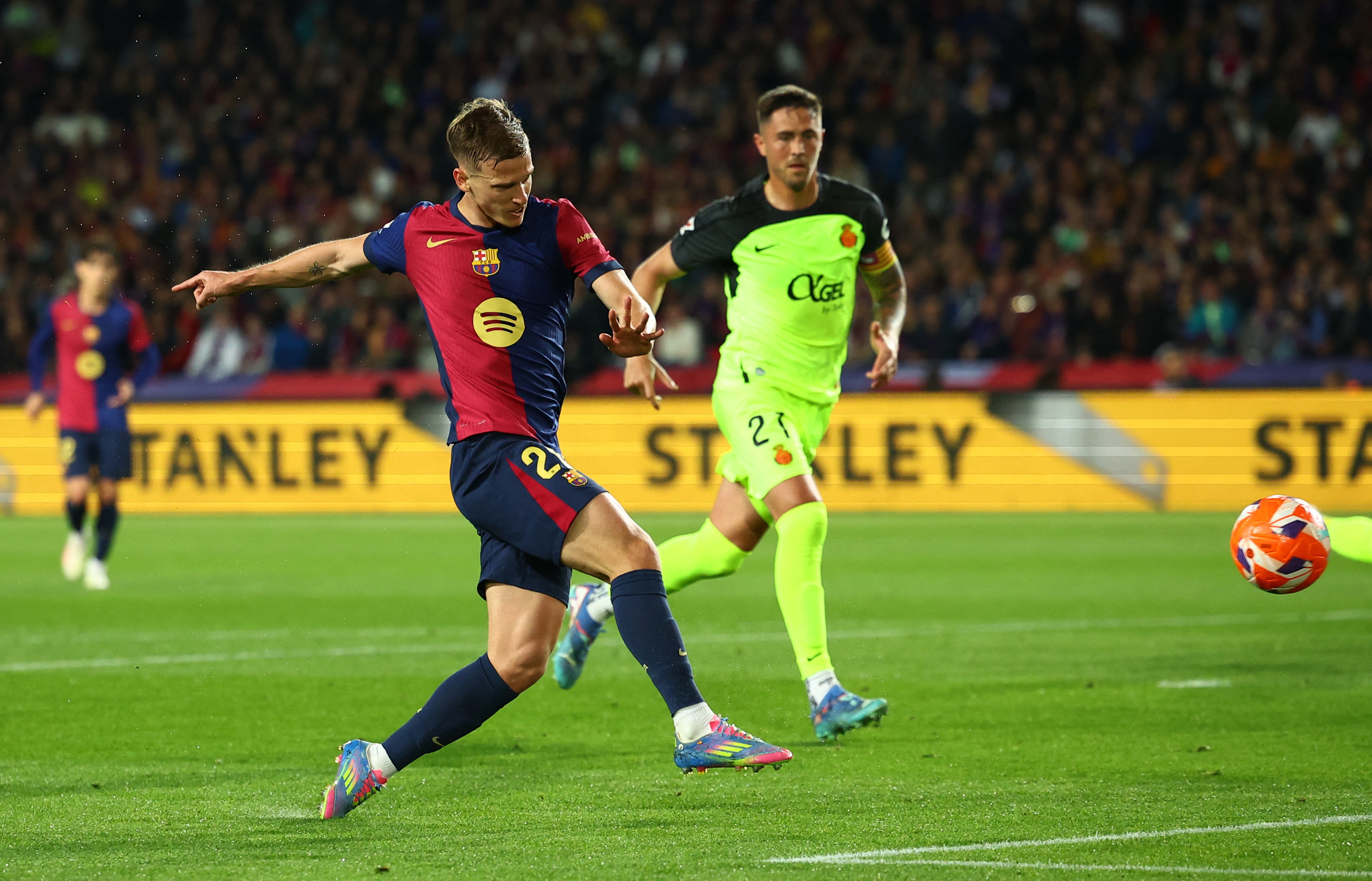 Barcelona da dung ve Dani Olmo hinh anh