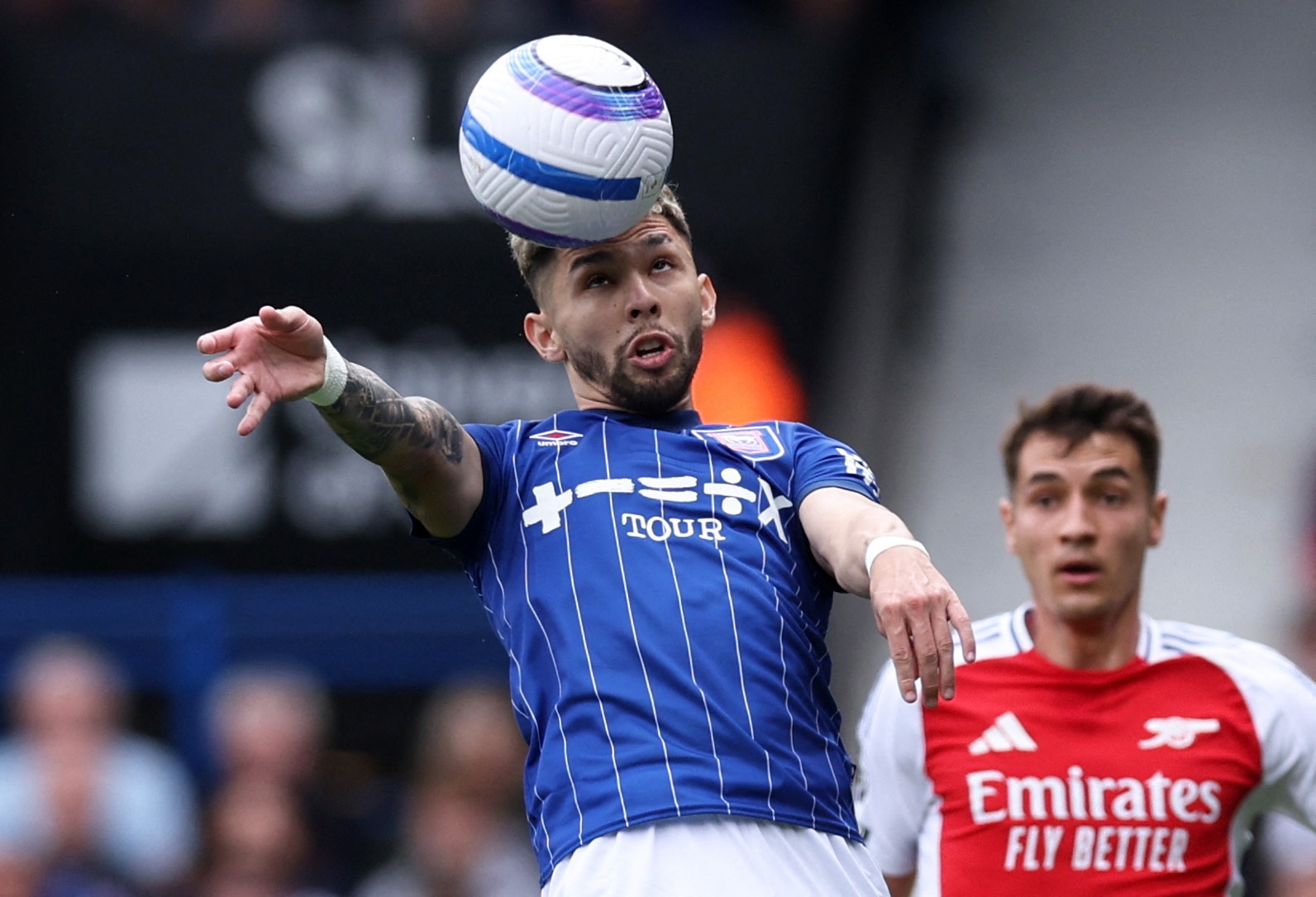 Ho sau ngan cach tan binh va uu tu cua Premier League hinh anh