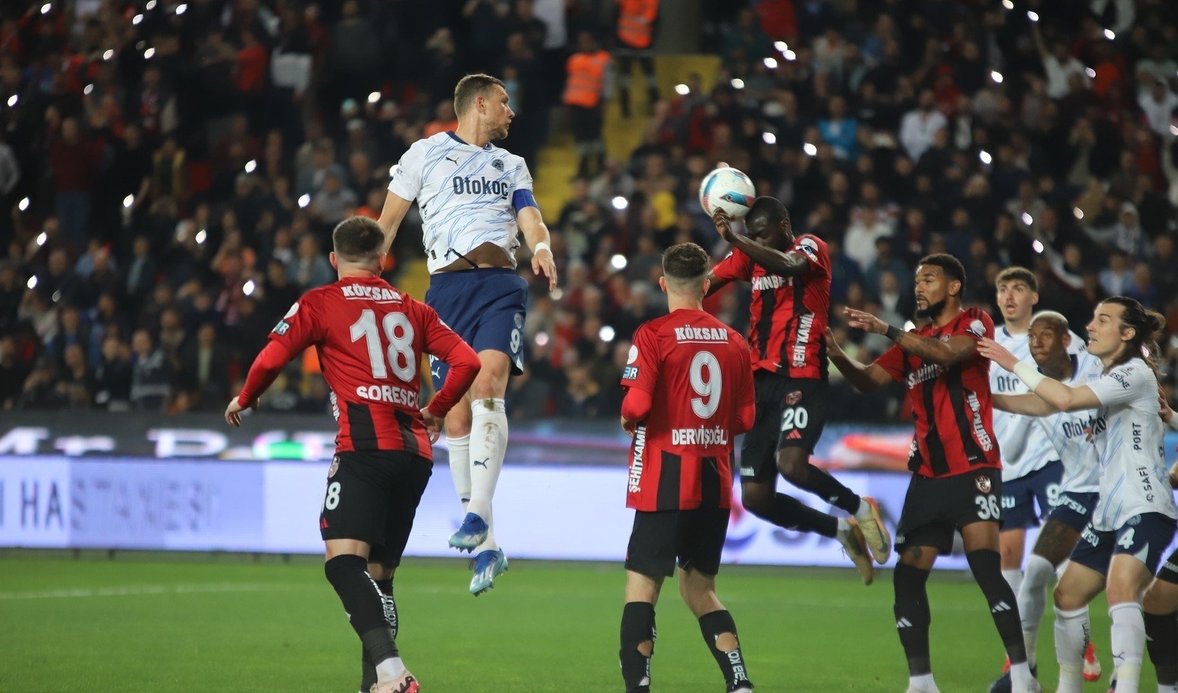 Ghi 3 ban trong 4 phut, doi cua Mourinho nguoc dong kho tin hinh anh