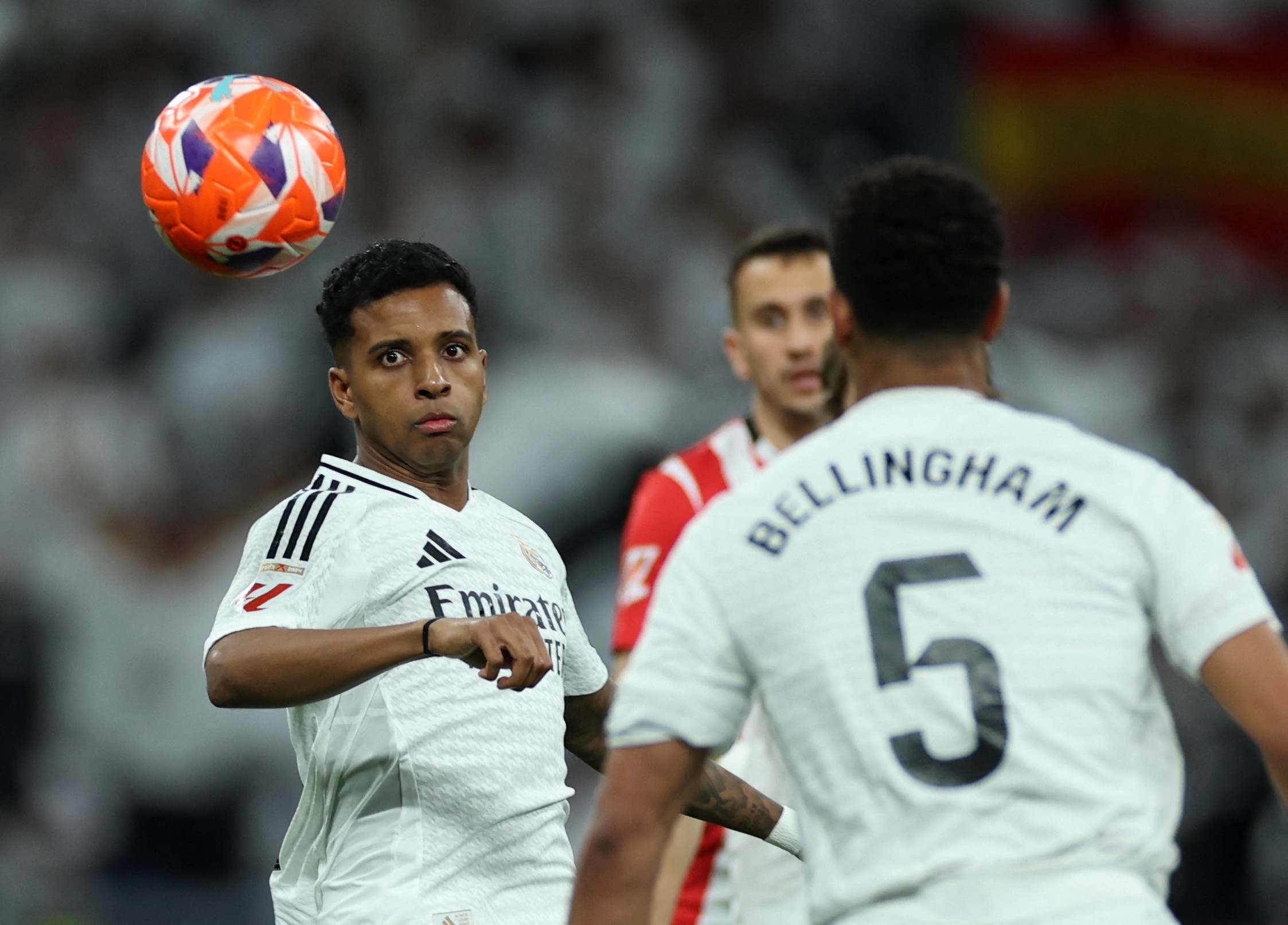 Bao dong cho Rodrygo hinh anh