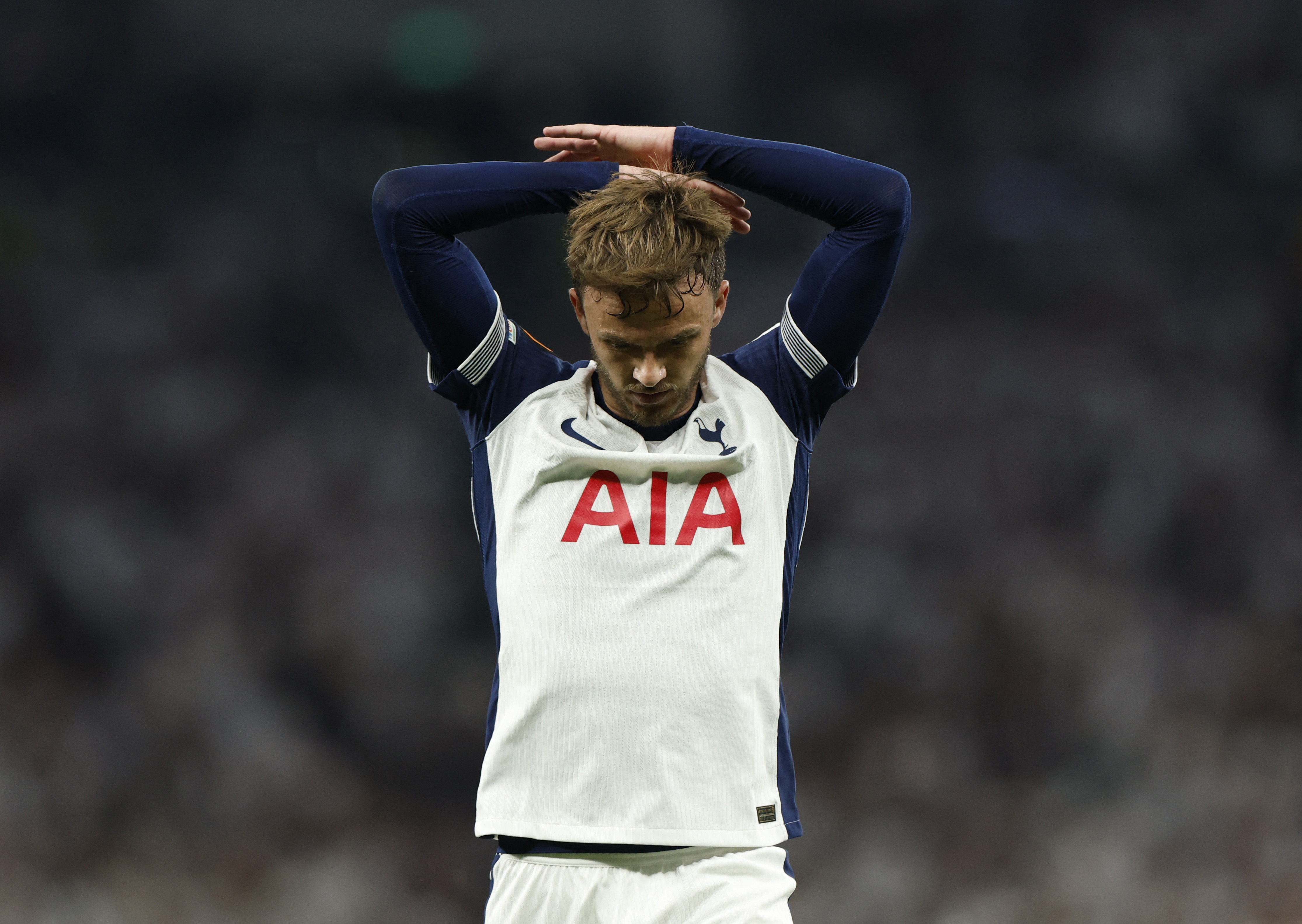 UEFA gay tranh cai khi che nhao Tottenham hinh anh