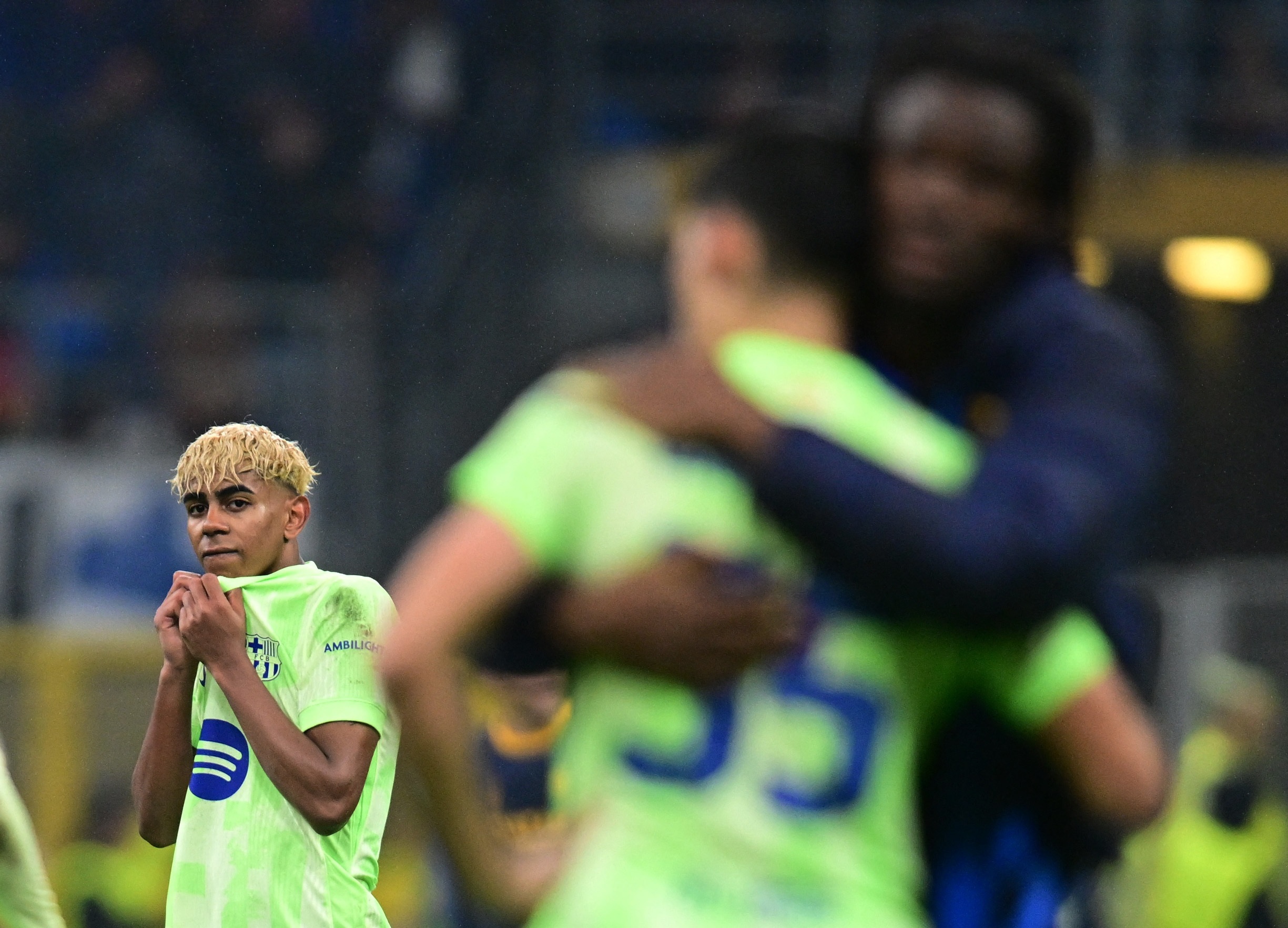 Barcelona guc nga trong su tan nhan cua bong da hinh anh