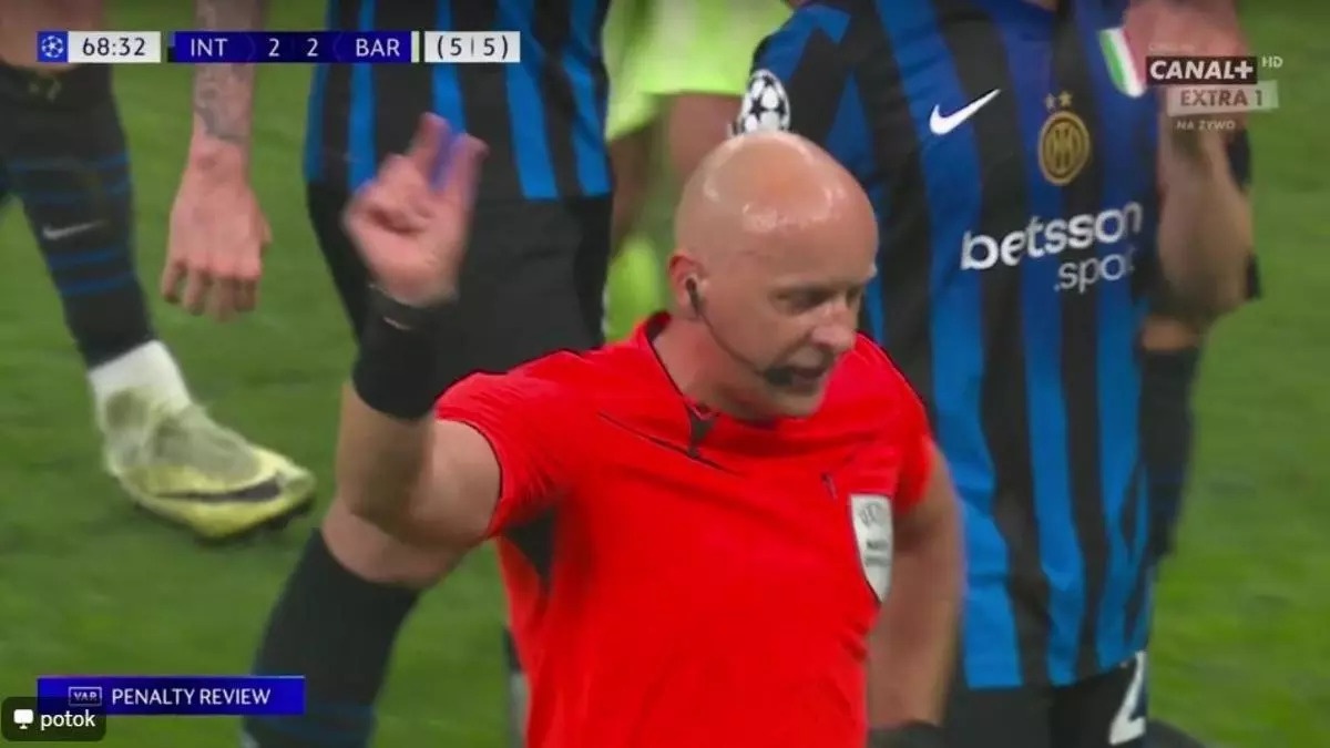 Cu chi gay bao cua trong tai Marciniak sau pha VAR tranh cai hinh anh