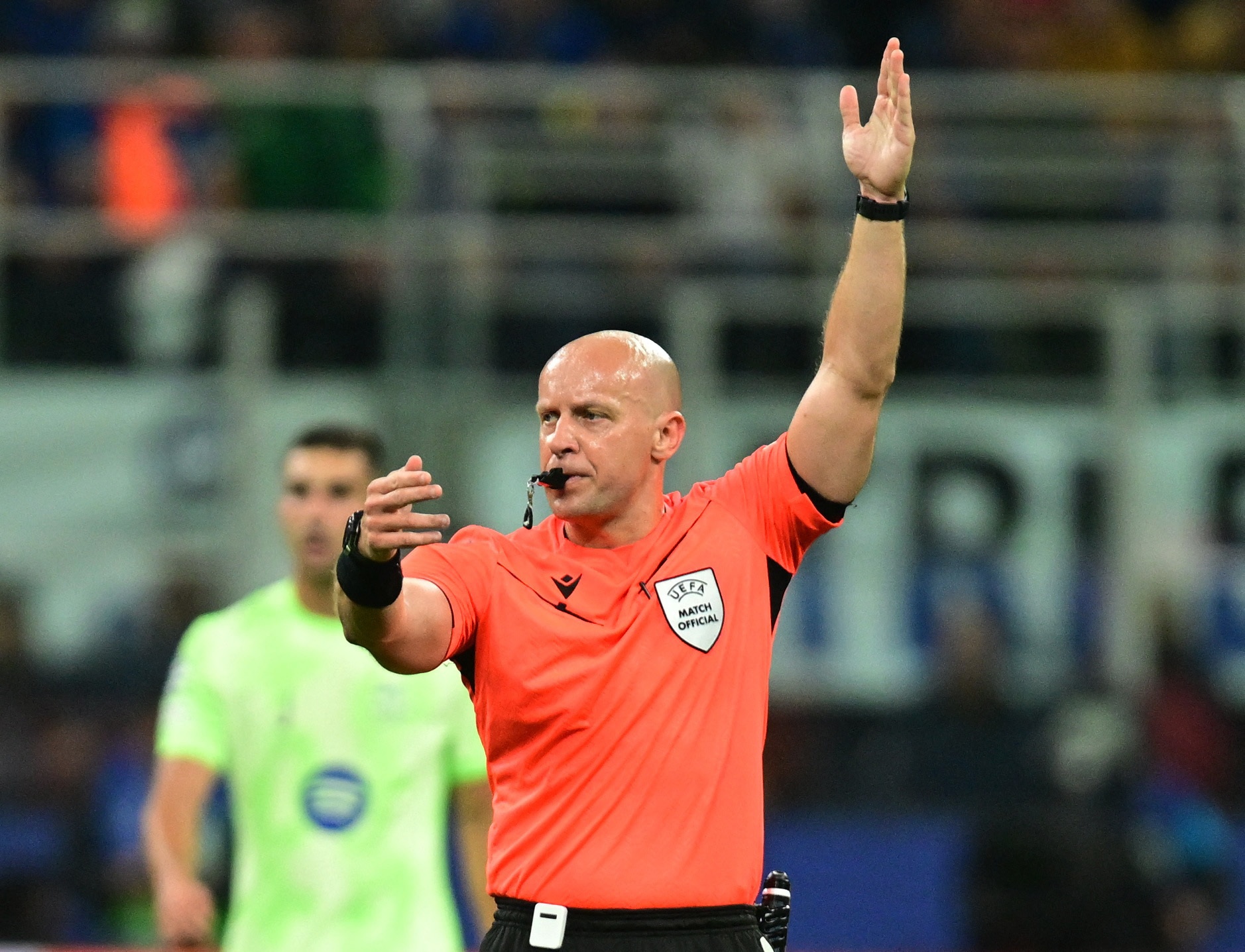 Trong tai Marciniak len tieng khi bi to xu ep Barca hinh anh