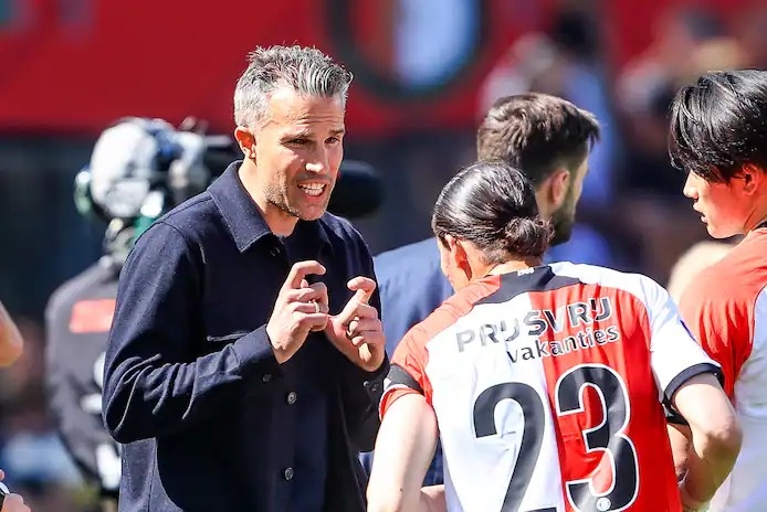 Cay dang cho HLV Van Persie hinh anh