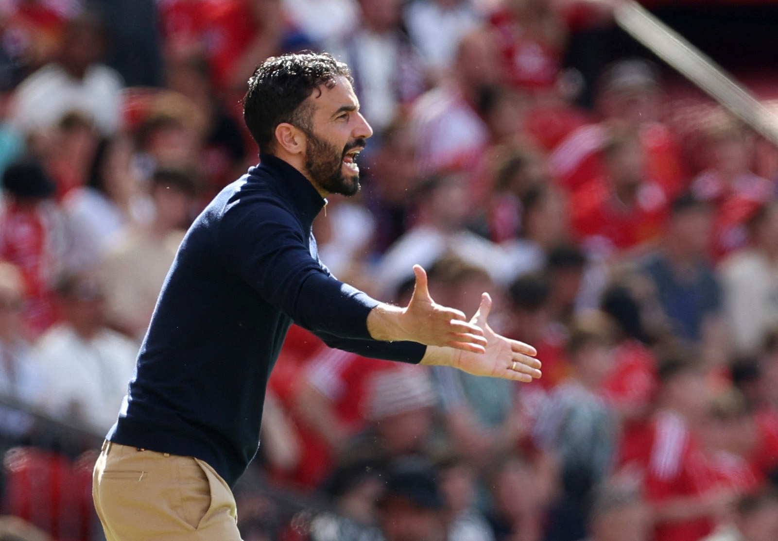 Premier League hon loan hinh anh