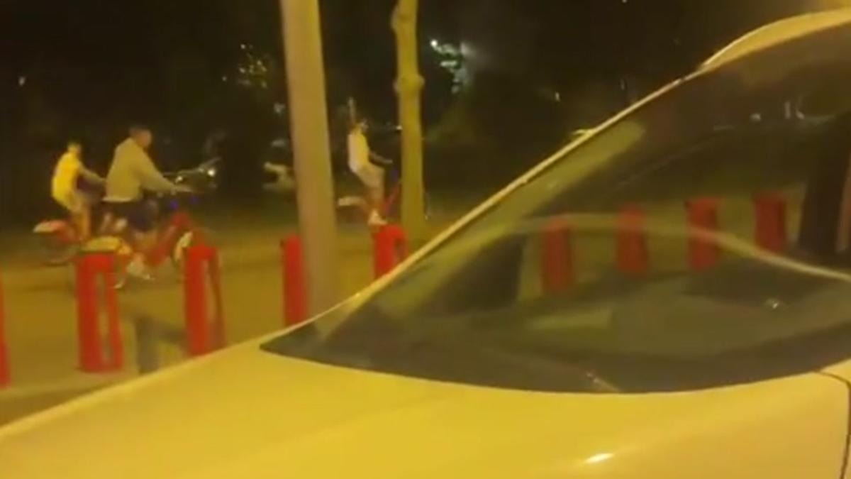 Cau thu Barca dap xe den benh vien an mung hinh anh