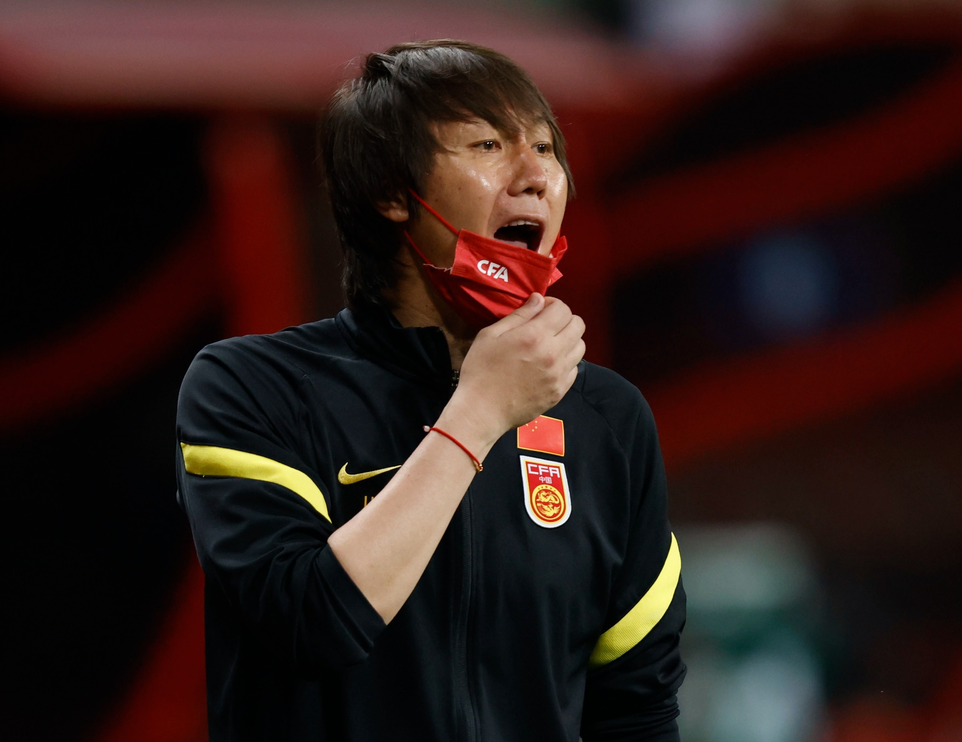 Nhung be boi gay chan dong bong da Trung Quoc hinh anh