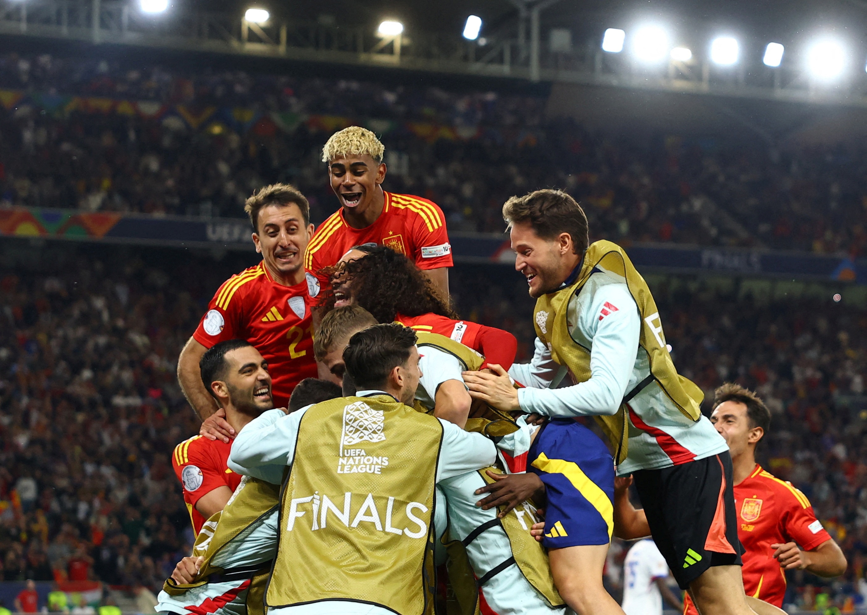 Tay Ban Nha bien hon loan thanh nghe thuat hinh anh