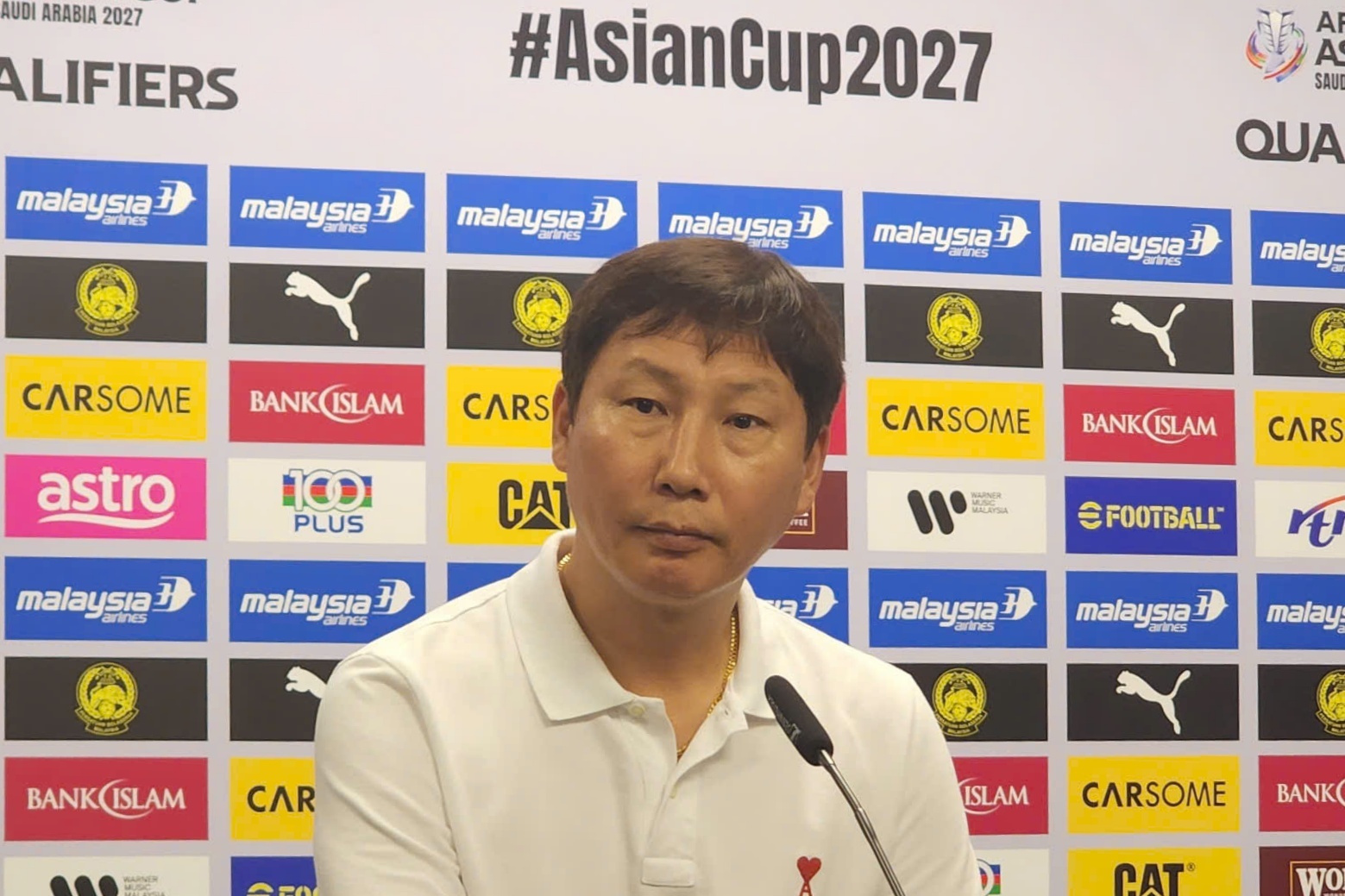 HLV Kim Sang-sik xin loi hinh anh