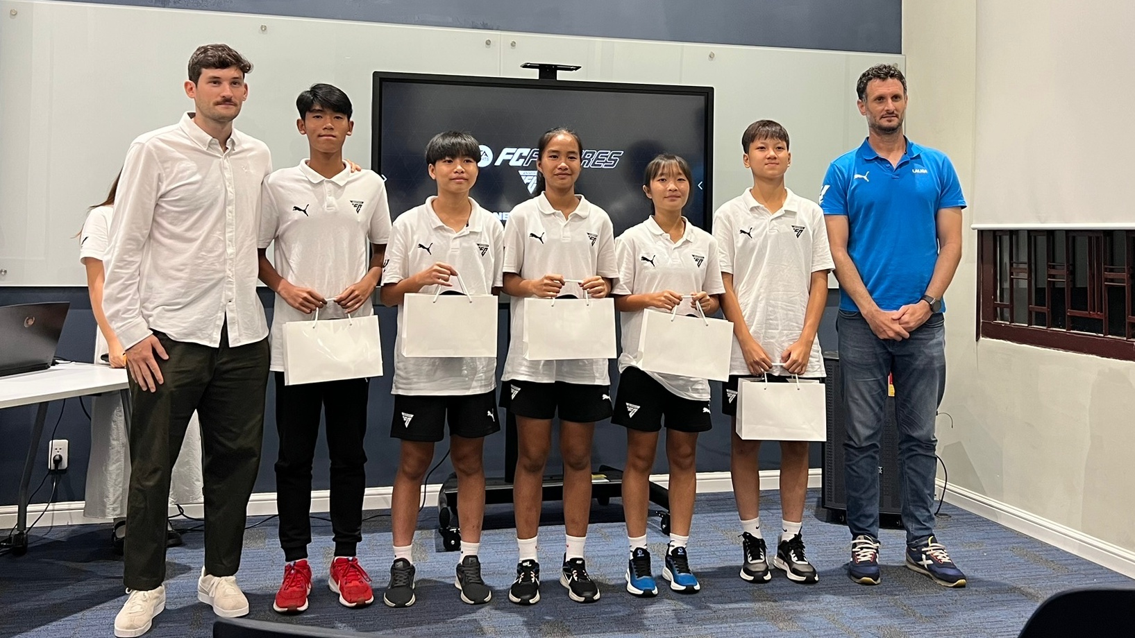 Cau thu nhi Viet Nam hao hung sau chuyen tap huan tai Tay Ban Nha hinh anh