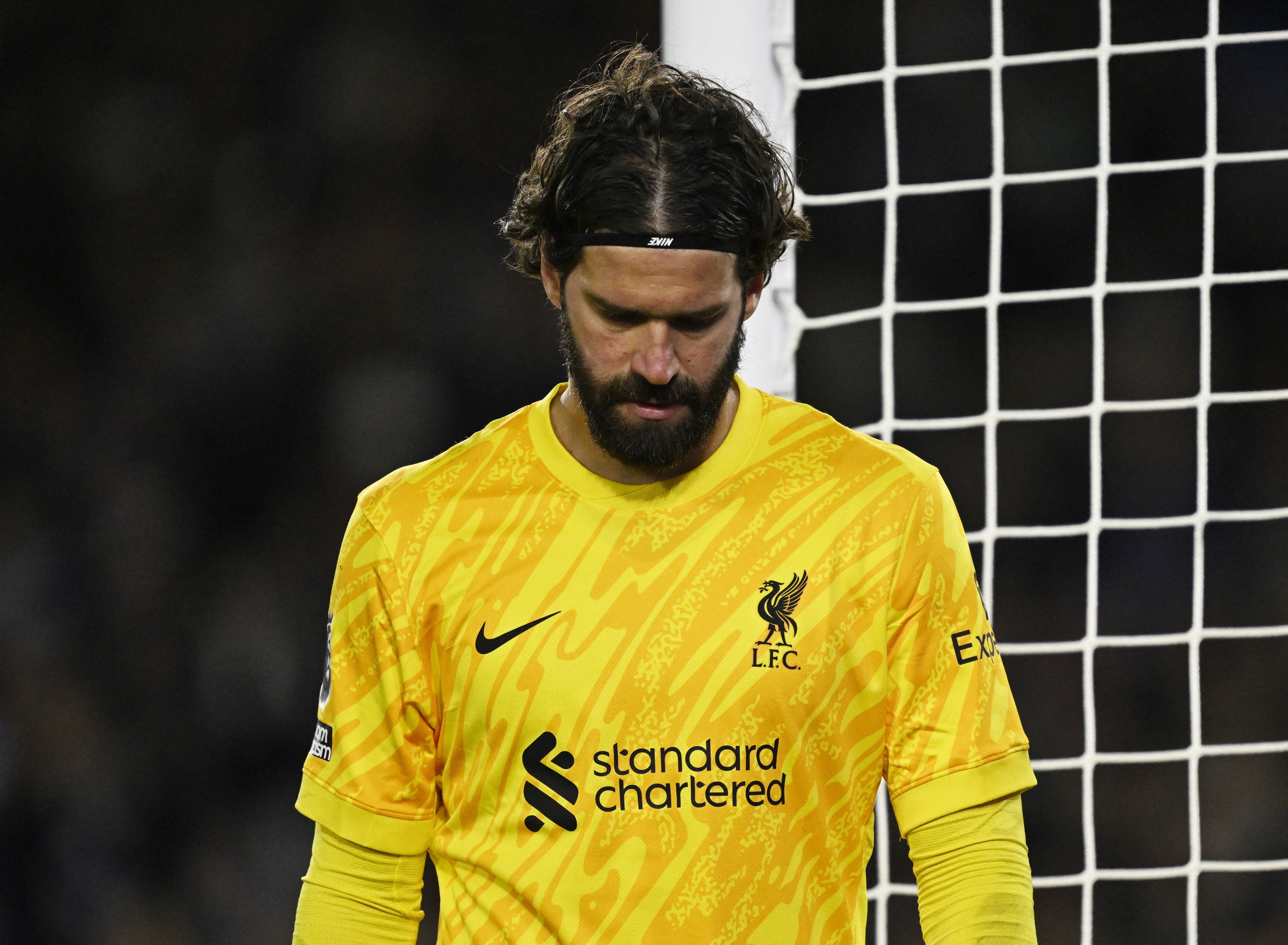 Liverpool nhan de nghi kho tin ve Alisson hinh anh