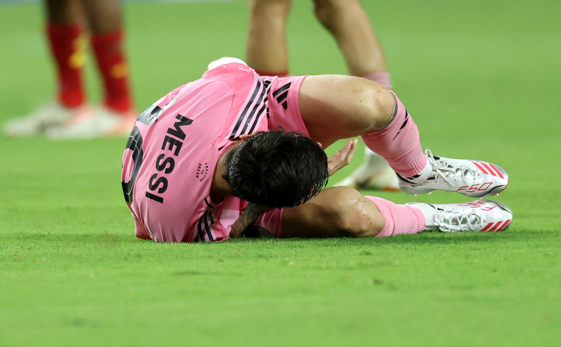 Messi bi doi thu dap vao nguoi hinh anh