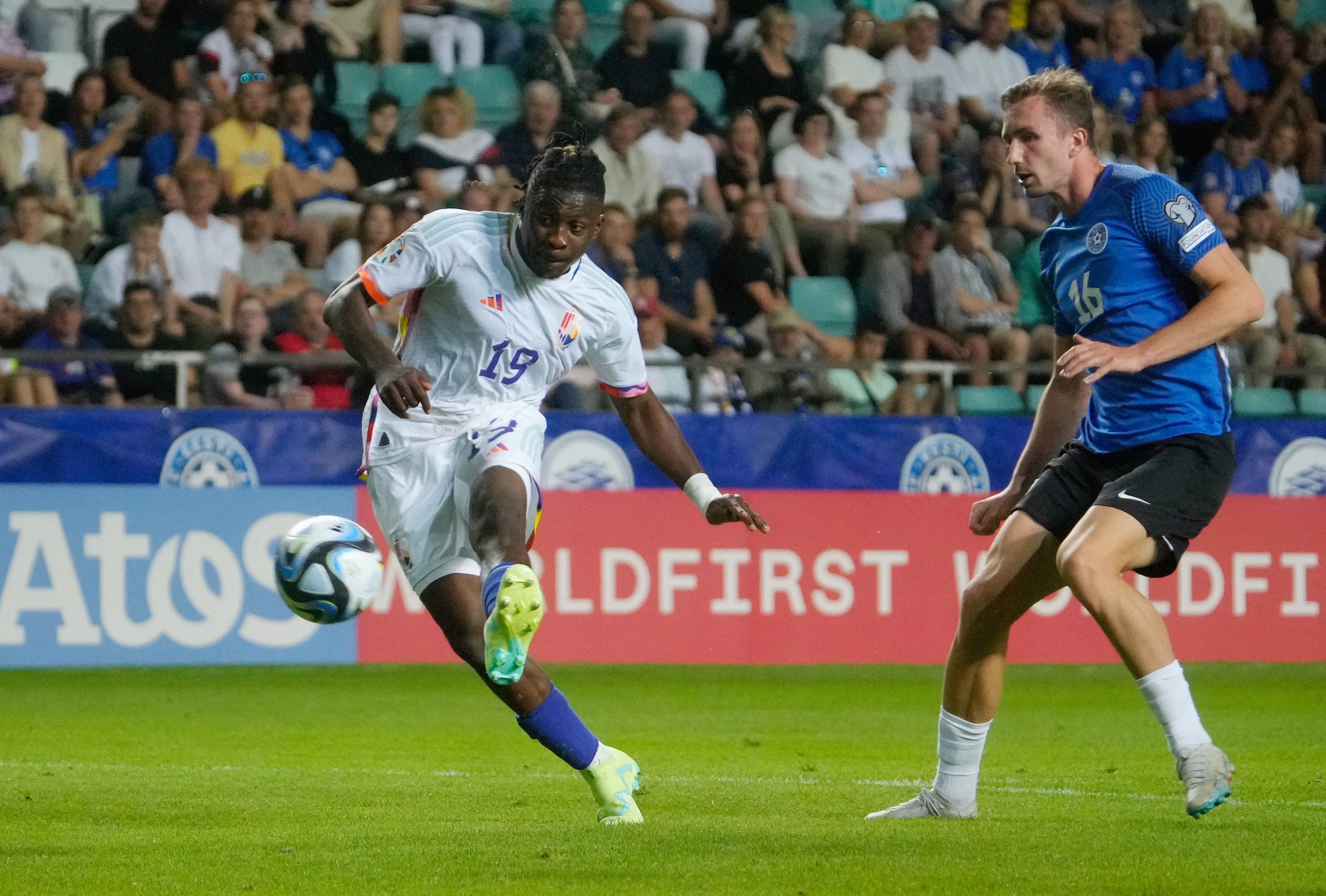 Mbeumo nghieng ve Spurs, MU tinh phuong an Bakayoko hinh anh