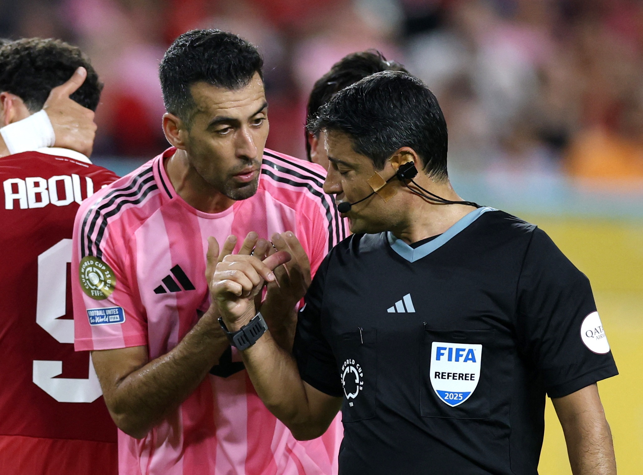 Busquets da dung ve Messi hinh anh