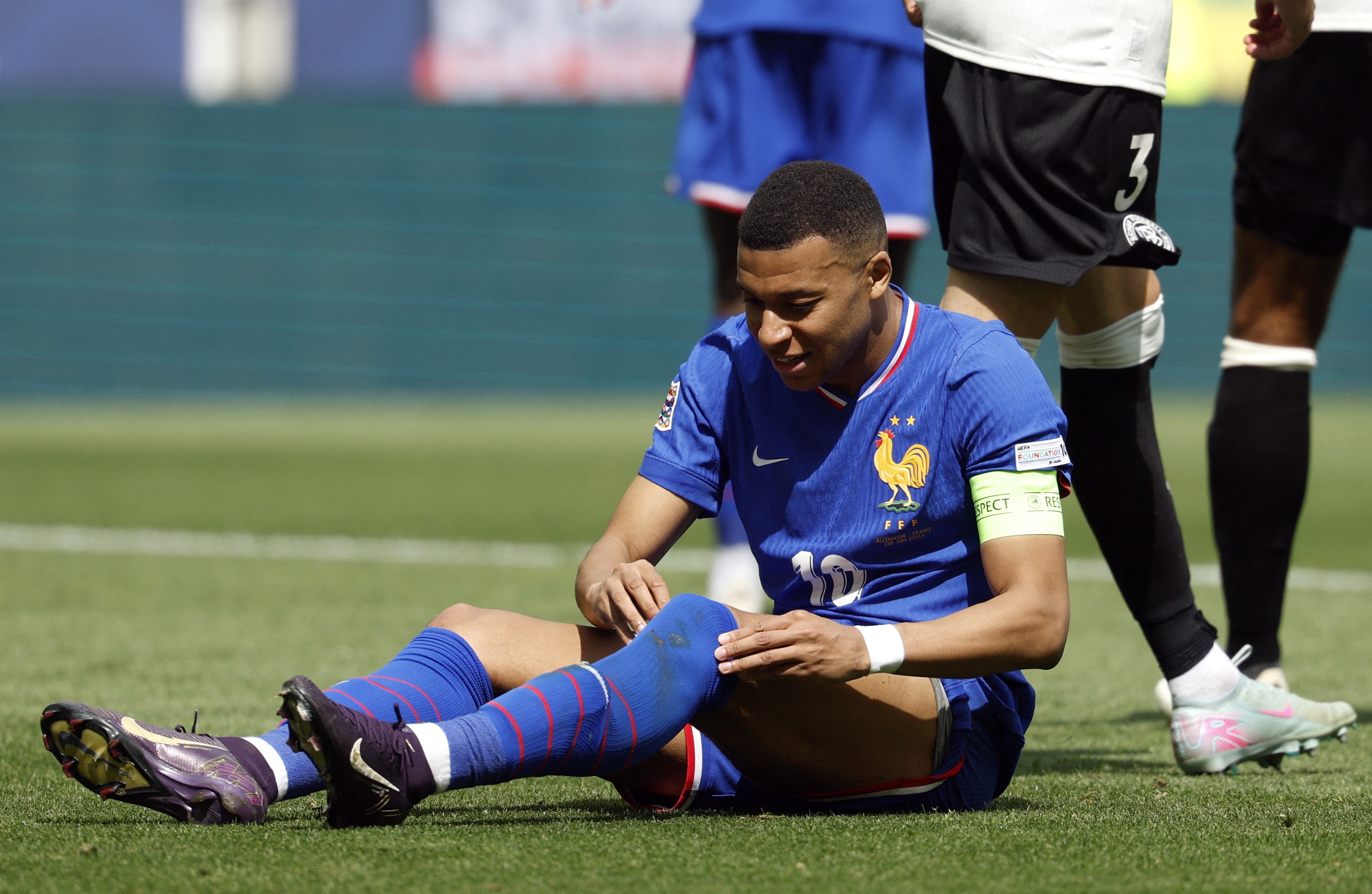 Mbappe nhap vien hinh anh