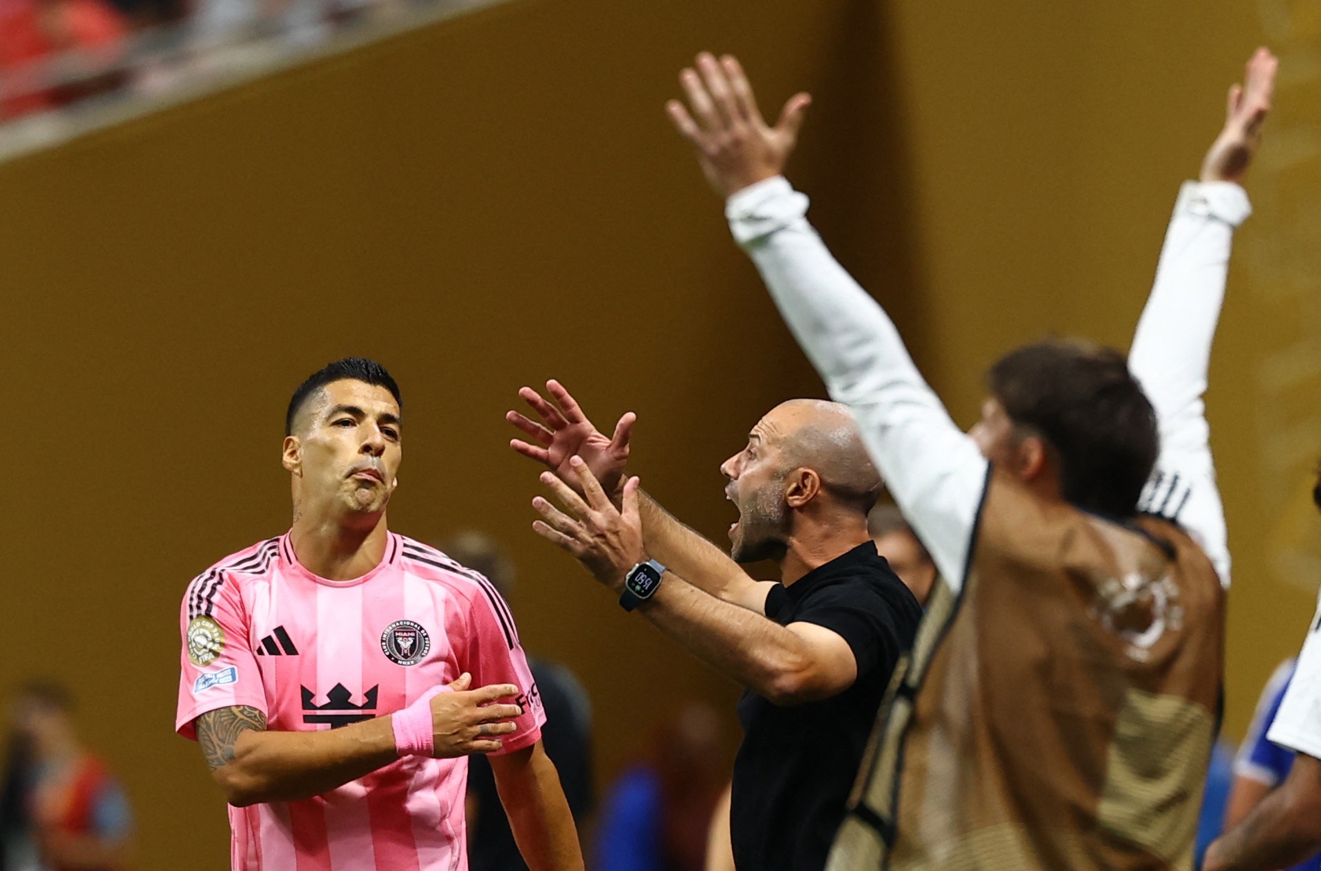 Suarez bi che het thoi hinh anh