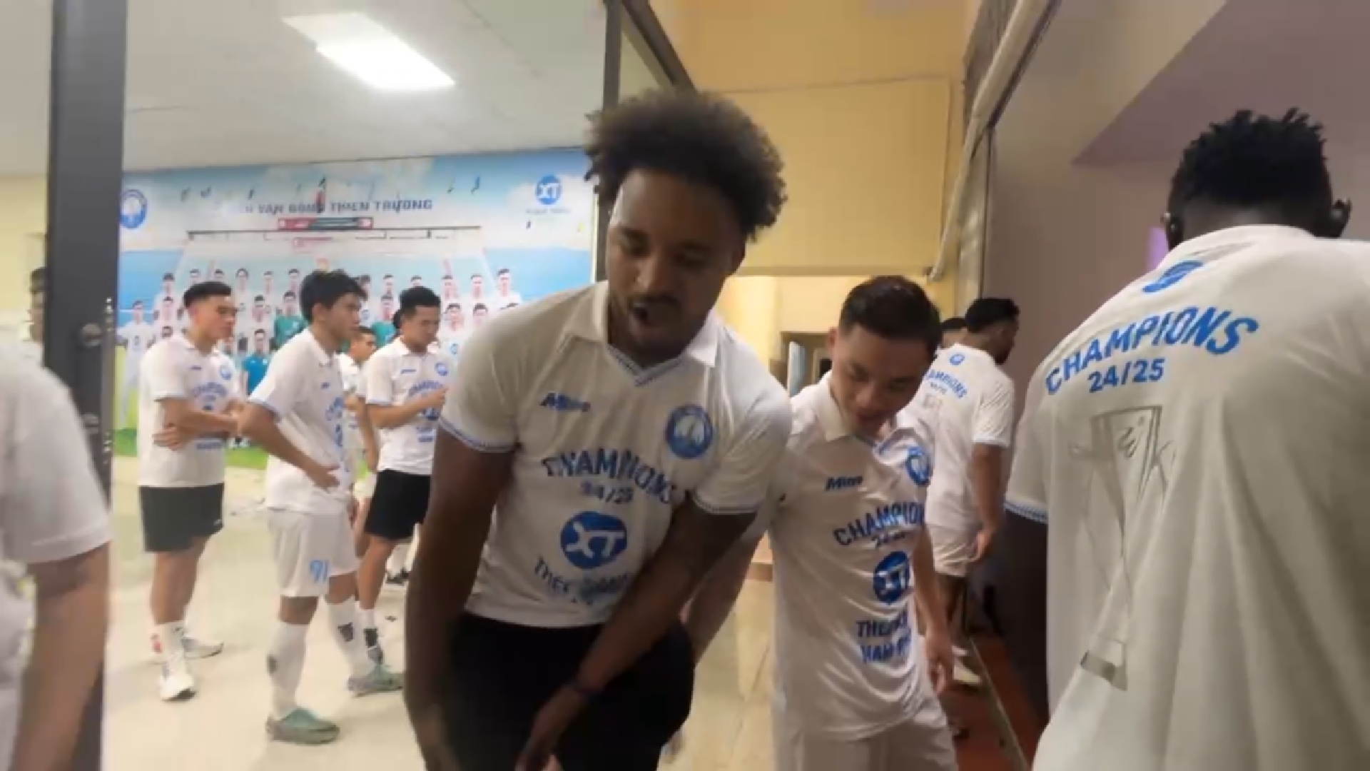 Xuan Son gion 'khong giong ai' trong ngay Nam Dinh nang cup hinh anh