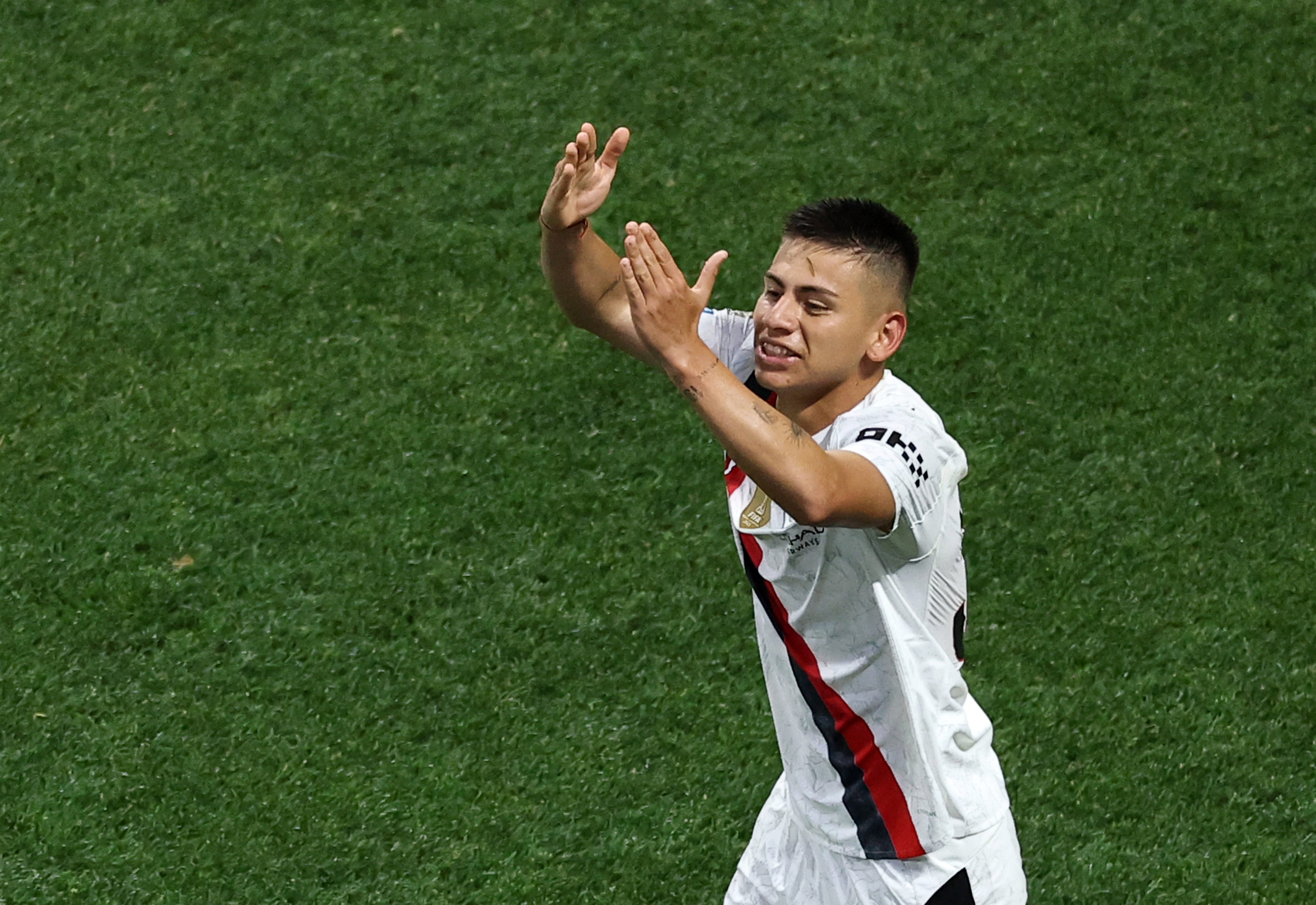 Vua bung no, Echeverri da phai dung buoc hinh anh