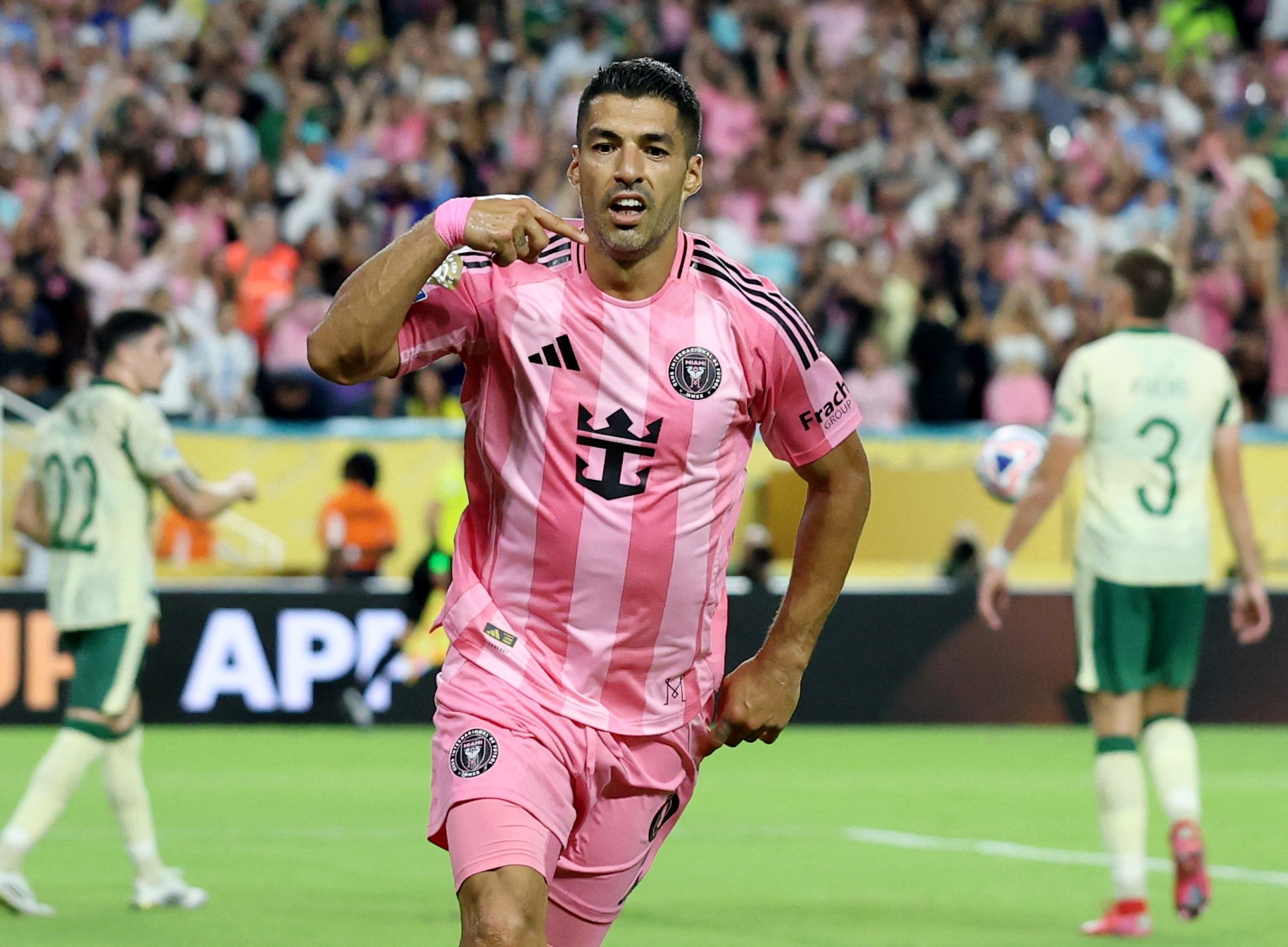 Luis Suarez van con rat dang cap hinh anh