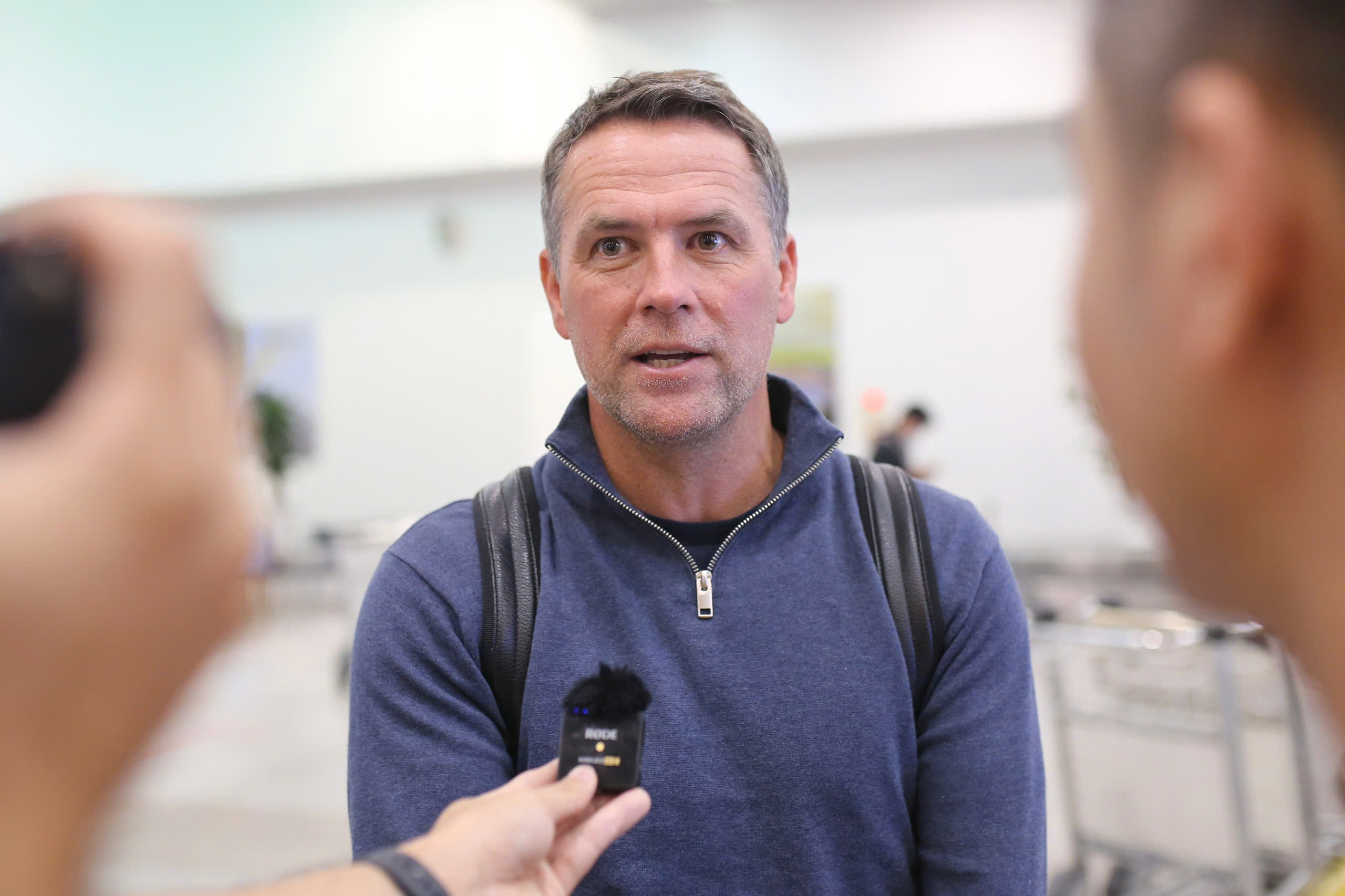 Owen hao huc gap fan Viet Nam hinh anh