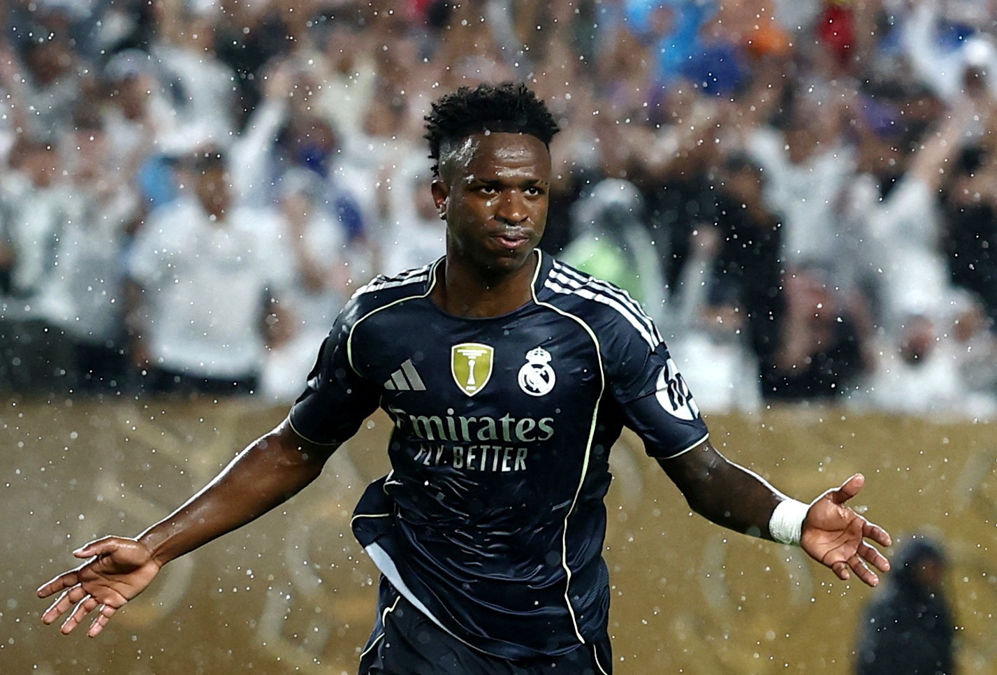 Vinicius tro lai - dung luc va day ban linh hinh anh