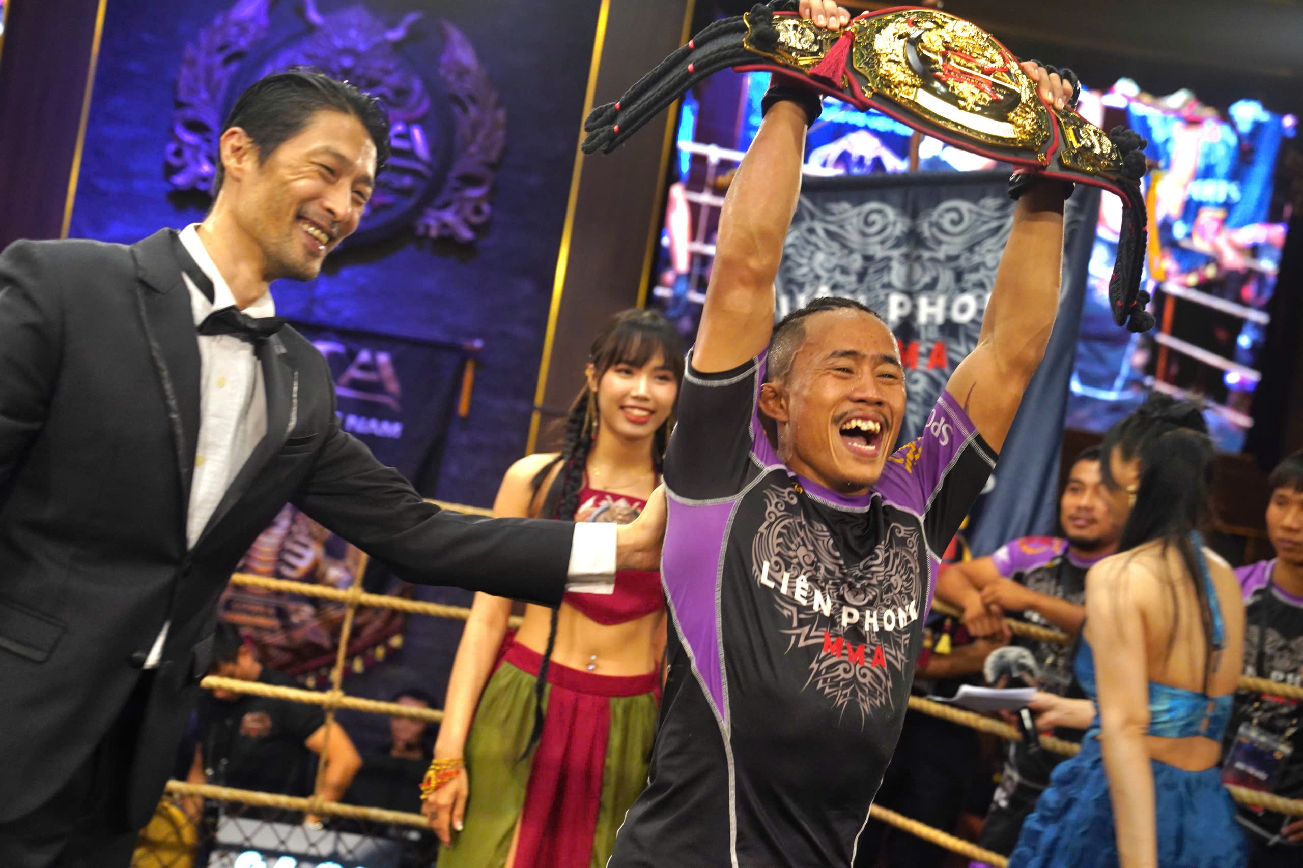 Hoc tro Johnny Tri Nguyen thang knock-out, bao ve dai GMA hinh anh