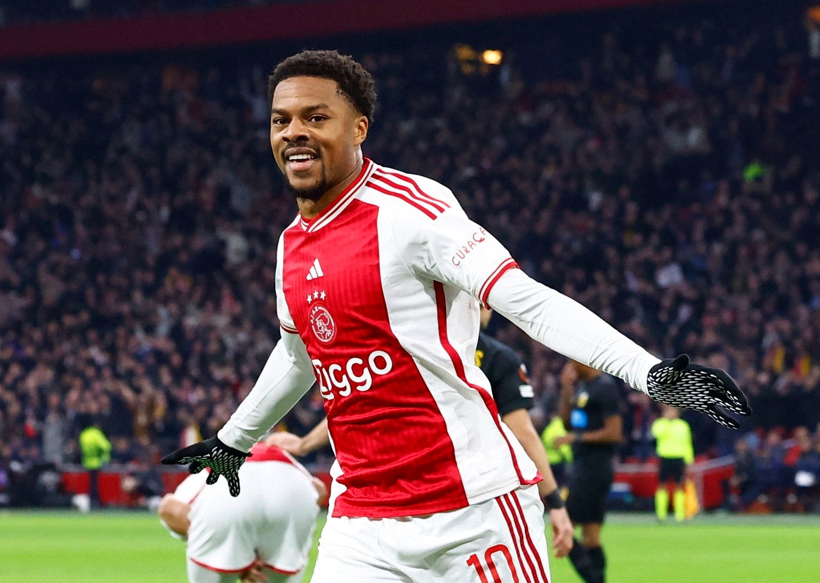 Quyet dinh gay phan no cua Ajax hinh anh