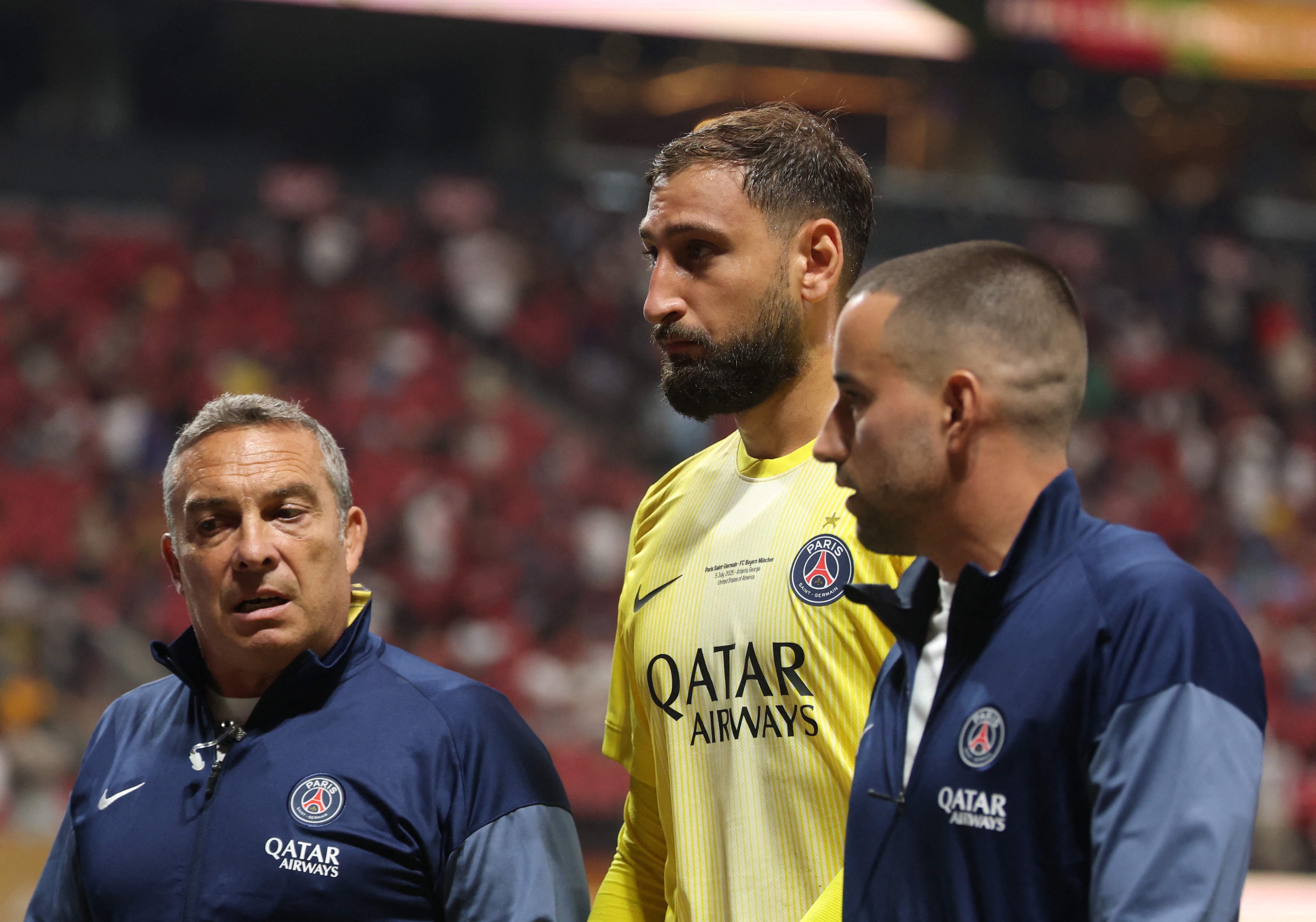 Donnarumma gay chia re hinh anh