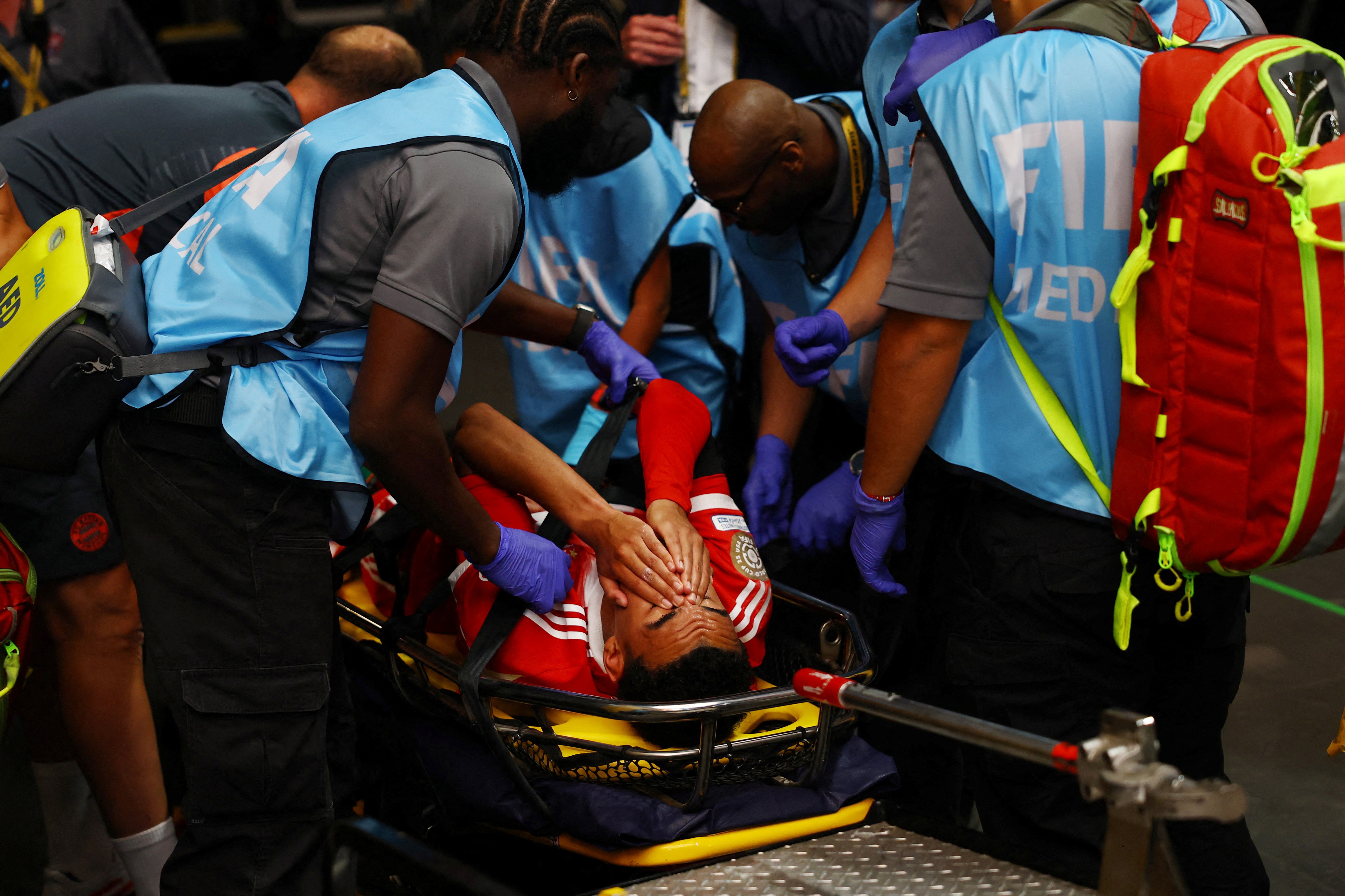 Musiala gay xuong mac, trat mat ca hinh anh