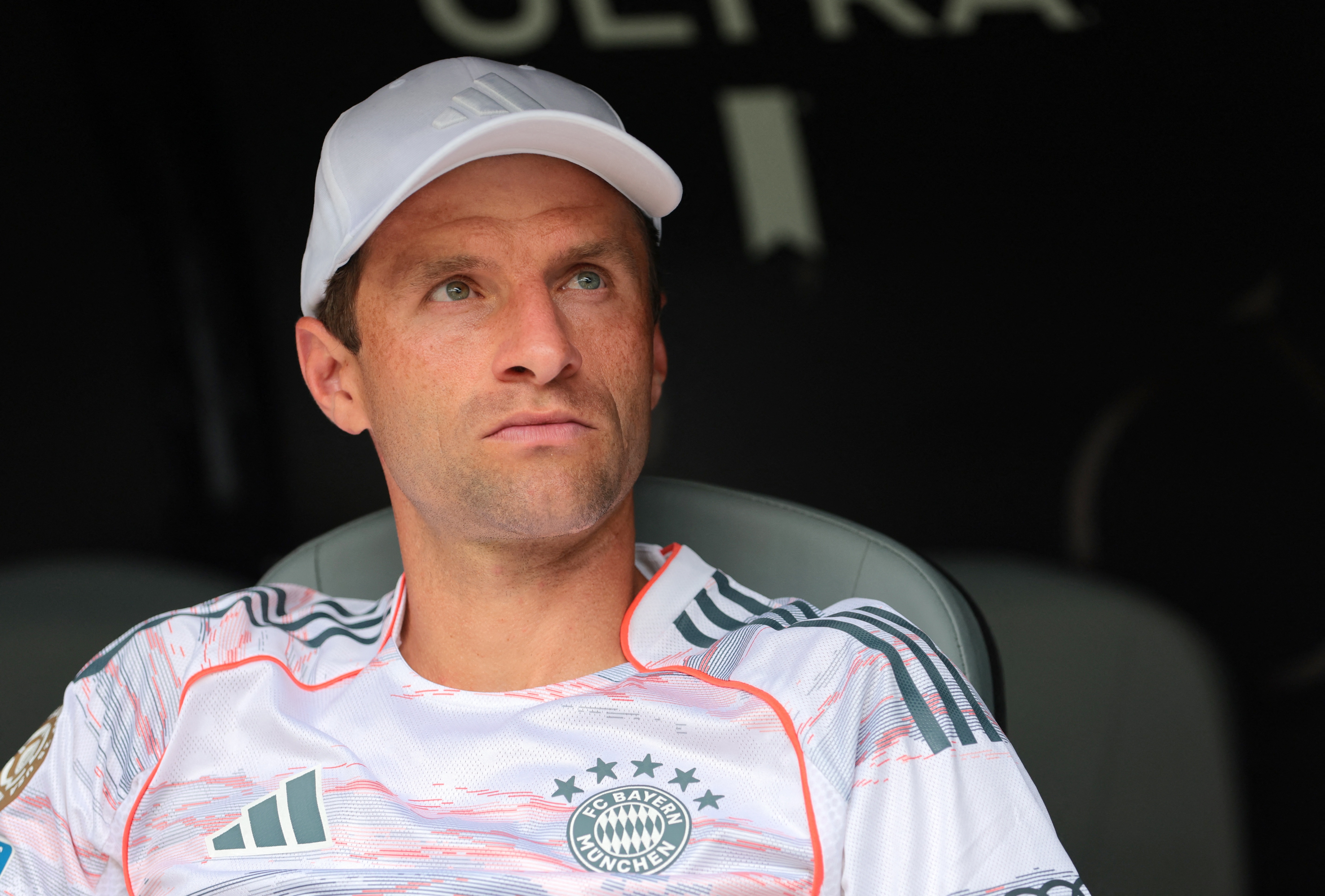 Muller qua di biet hinh anh