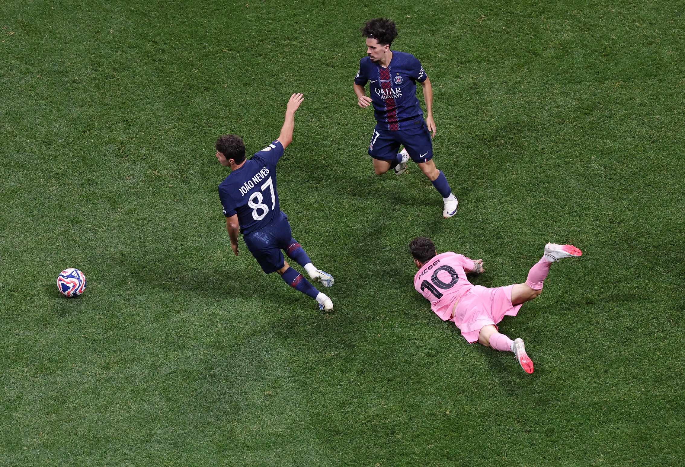 Bo tu Bo Dao Nha cua PSG dung truoc co hoi lich su hinh anh