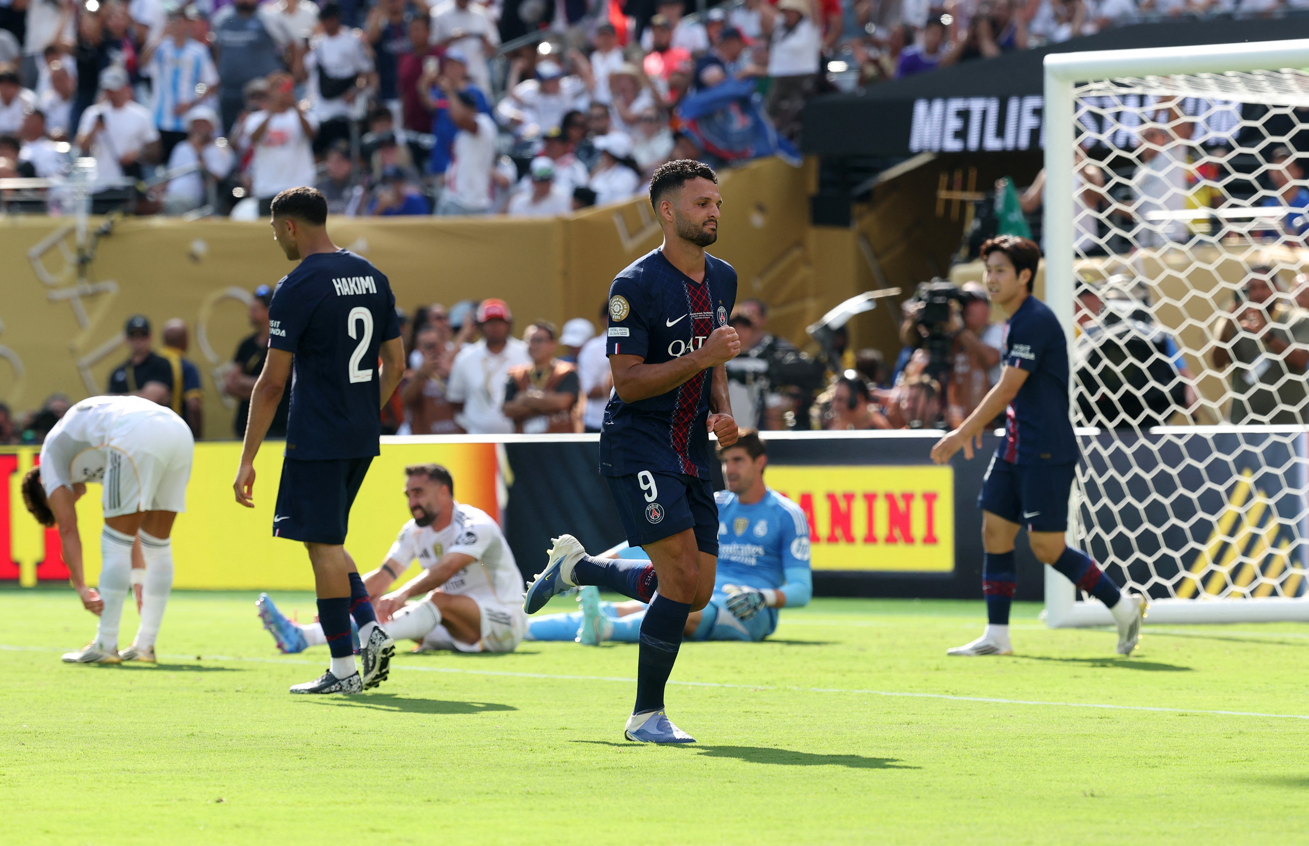 PSG hoa co may huy diet chau Au hinh anh