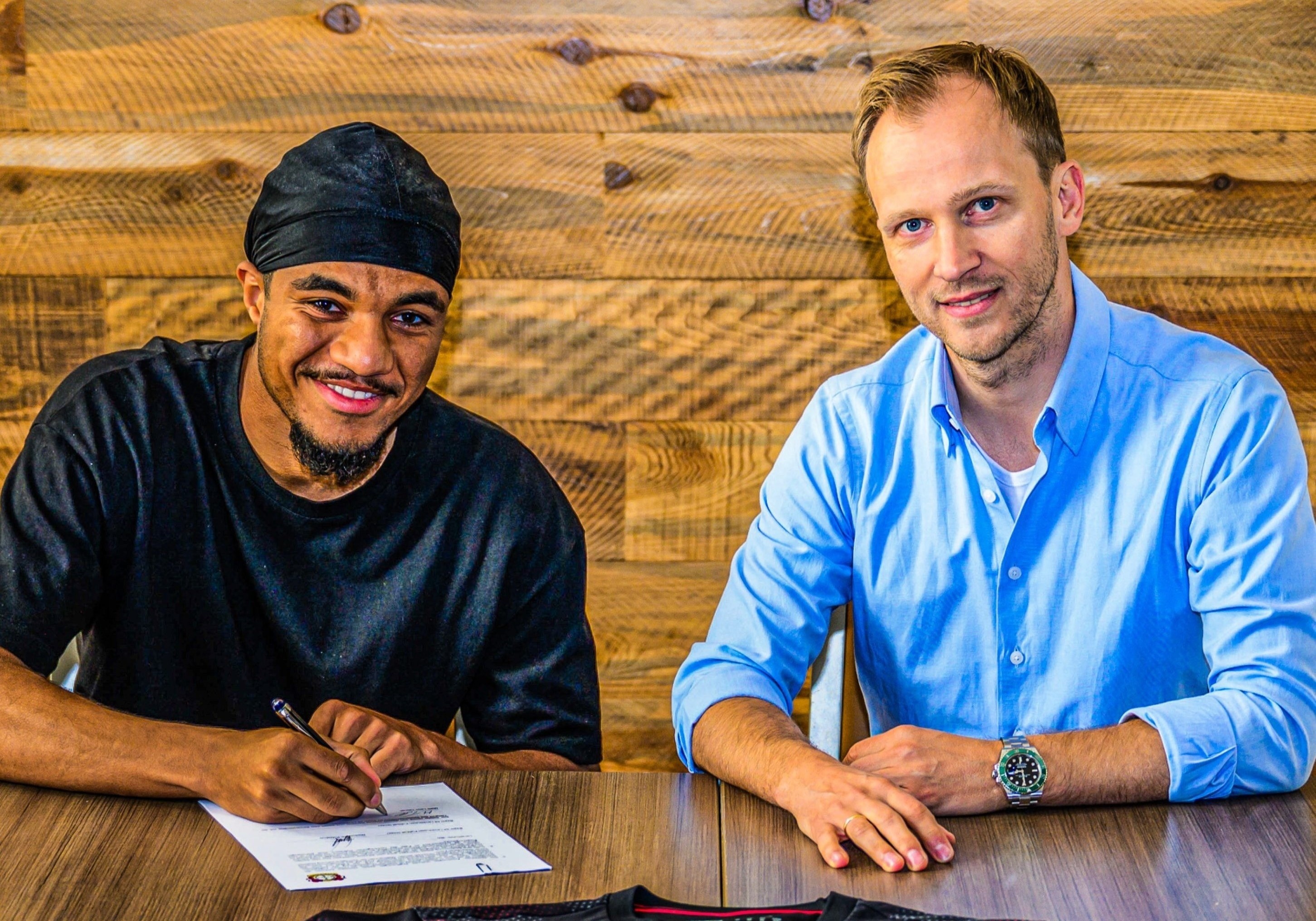 Doi cua Ten Hag mua sam ram ro hinh anh