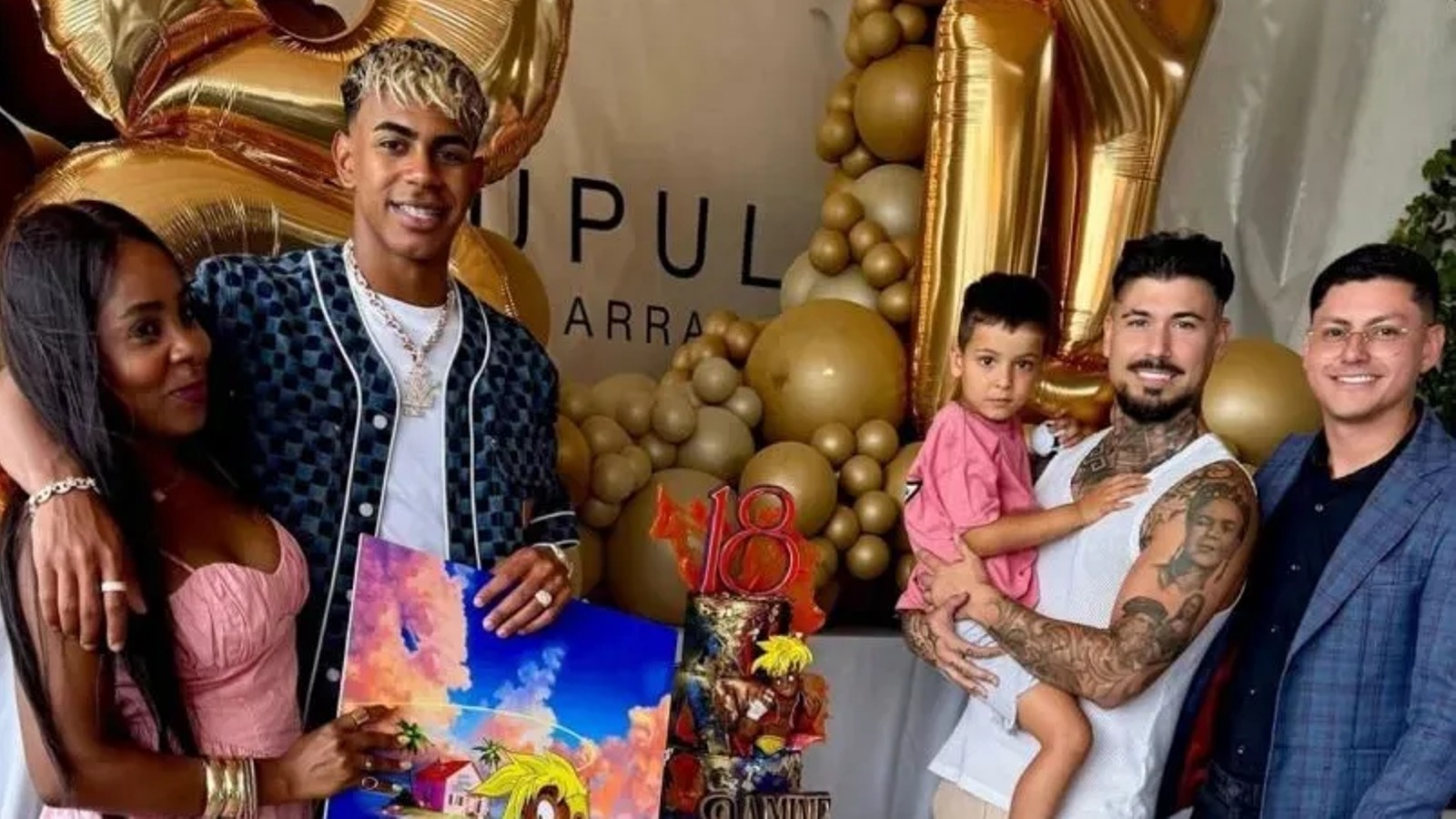 Yamal bi chi trich vi bua tiec phong tung hinh anh