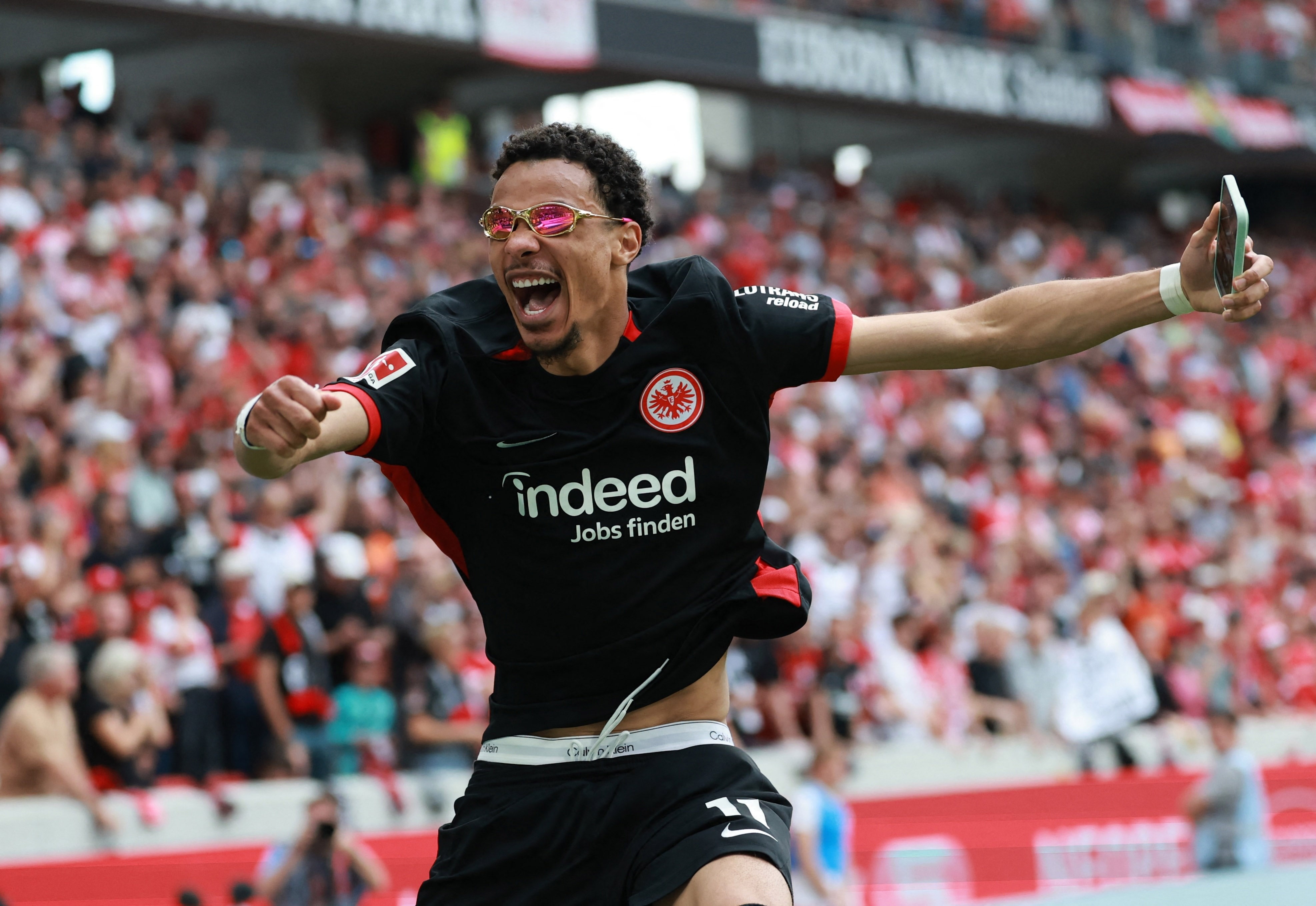 Liverpool dang so hon voi Ekitike hinh anh