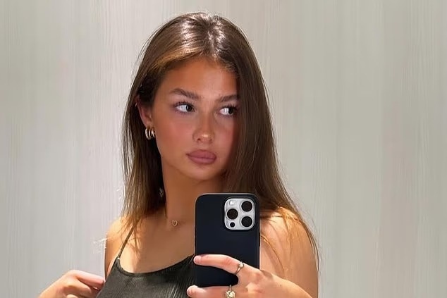 Tan binh Genoa duoc ton vinh la 'cau thu nu dep nhat' hinh anh