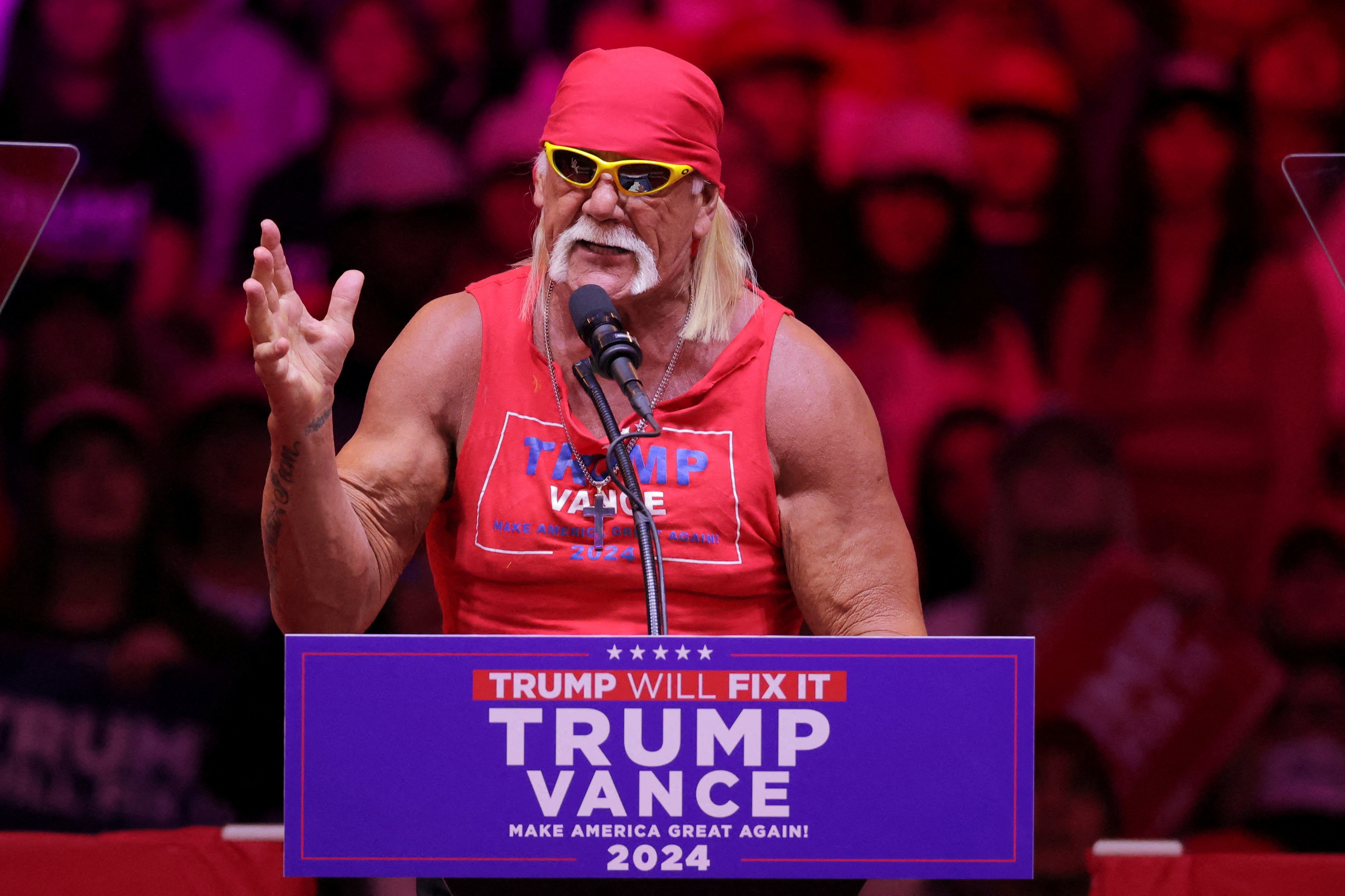 Tong thong Trump tri an huyen thoai WWE Hulk Hogan hinh anh