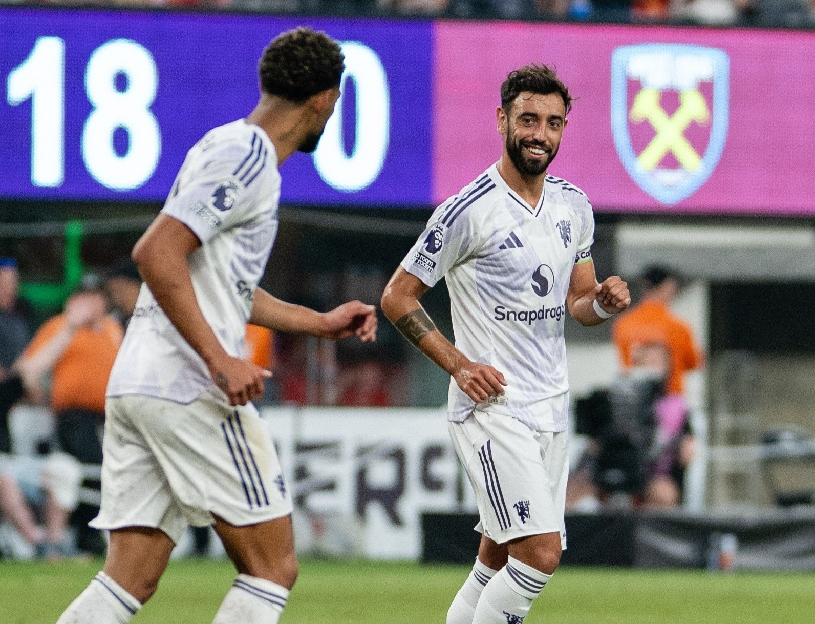 Fernandes gui thong diep danh thep den tan binh MU hinh anh