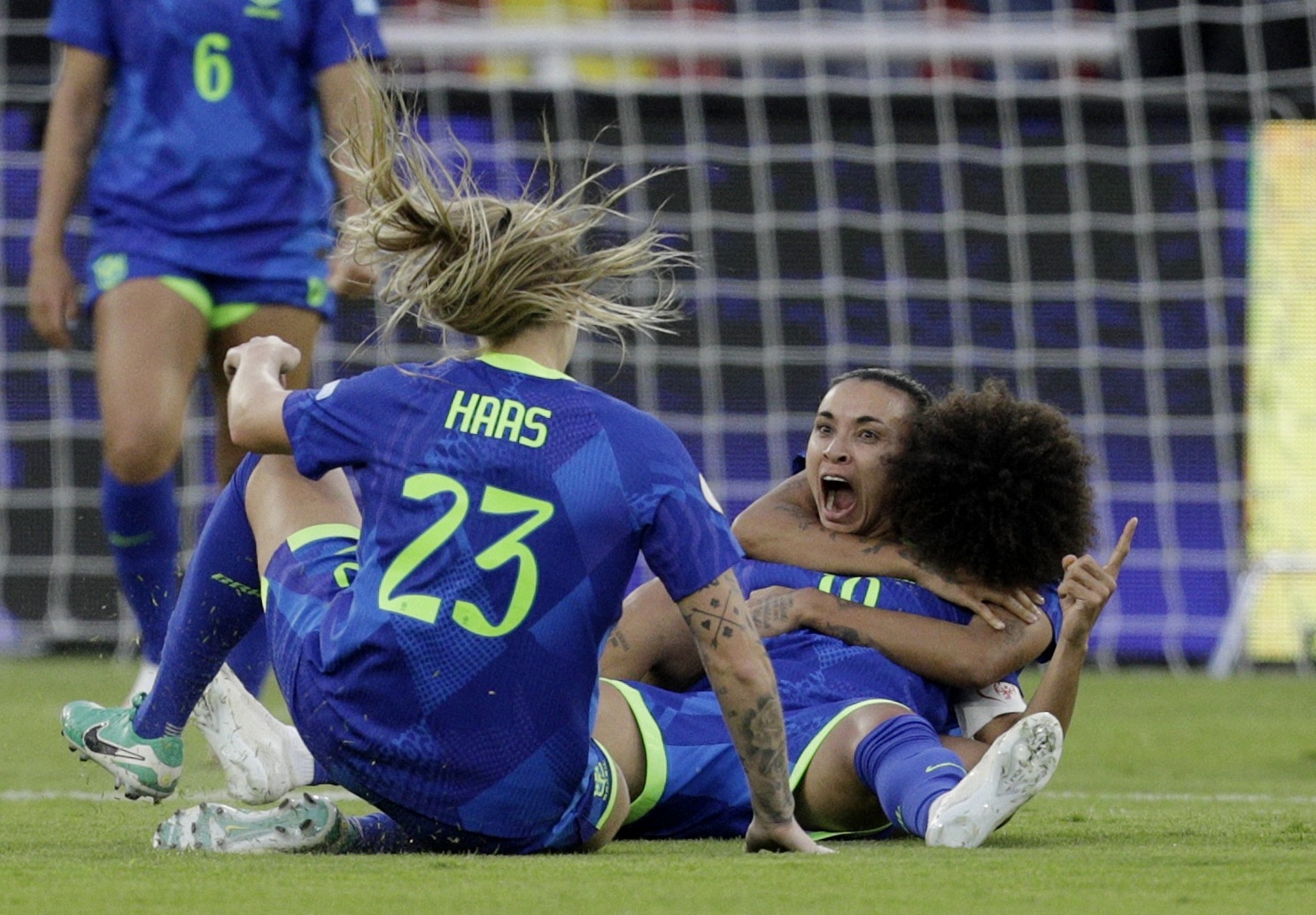 Marta toa sang, Brazil vo dich theo cach kho tin hinh anh