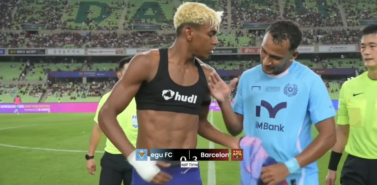 Cau thu bi chi trich vi doi ao voi Yamal hinh anh